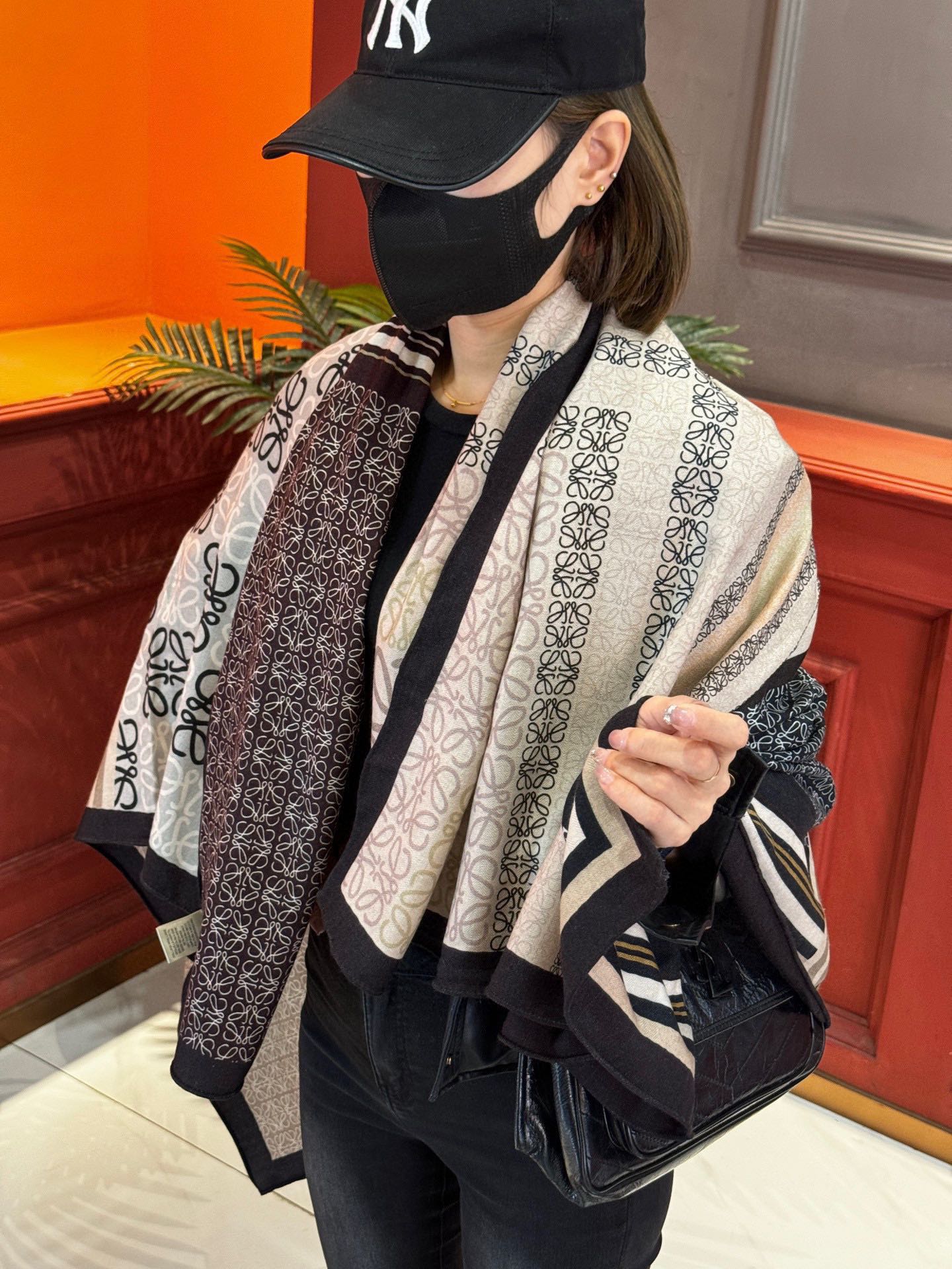 NO:186376,High-end version [New Loewe Loewe counter new model, a high-end and non-similar good thing!  !  !  】The range of ability can bring everyone the best quality, and this price is really good for your mother!  [Scared good product, loewe classic love letters large logo limited series square scarf, real foreign original order good product!  The authentic original craftsmanship!  Any combination can reflect the style of fashion, and the texture is great. Size: 140*140cm. Material: silk   cashmere high-version scarf, high-version scarf, loewe, loewe, real silk19860909高定版【上新 Loewe罗意威专柜新款,高级又不撞款的好东西！！！】能力范围能带给大家最好的品质,这个价格真的亲妈到家！【吓一跳的好货,loewe经典love字母大Logo限定系列方巾,真正的国外原单好货！正儿八经的原版工艺！随便一搭就能体现出时尚范,质感倍儿棒 尺寸:140*140cm.材质:真丝 羊绒高版本围巾,高版本围巾,loewe,loewe,real silk,scarf