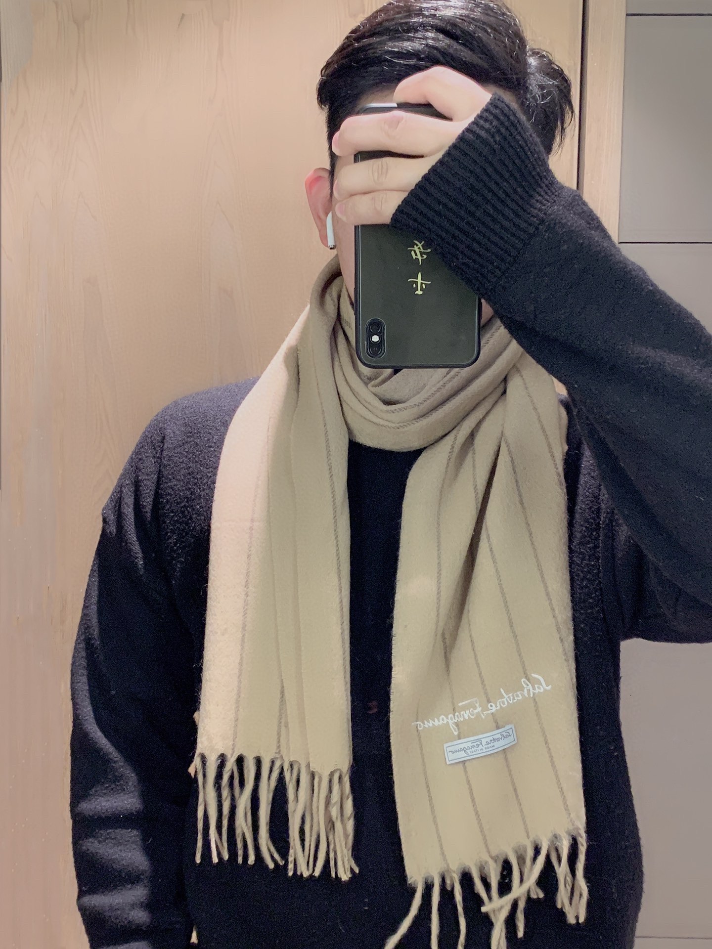 NO:186380,Ferragamo A very honest men's scarf~ pure wool fabric is very love, very soft, comfortable, atmospheric and simple, super beautiful dark blue color, a style that any boy will like, the small logo is very exquisitely embellished, with a texture but not ostentatious~Specifications 180*30cm high-version scarf, high-version scarf, ferragamo19860909菲拉格慕 非常正的男士围巾~纯正羊毛 面料大爱,非常柔软舒服大气简约,超级好看的深藏蓝颜色,任何男生都会喜欢的款吧,小小Logo非常精致的点缀,有质感不张扬~规格180*30cm高版本围巾,高版本围巾,ferragamo,scarf