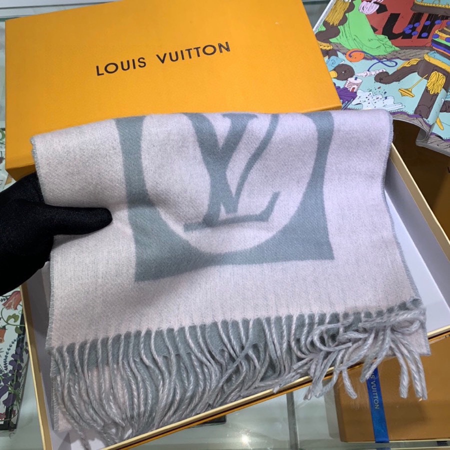 NO:186384,Lv latest series ~ super smooth and soft shiny ~ very low-key logo design, monogram is faintly agile with the light ~ wool fabric The counter is hot-selling, solid color itself is easy to match, the real thing is really high-end, very skin-friendly, smooth and easy to manage, this quality is really 