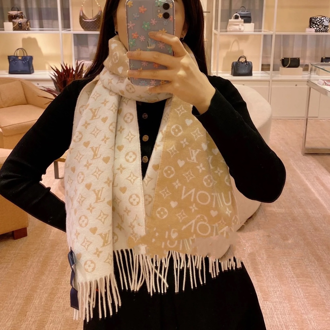 NO:186433,Lv high-end version is launched, the same style as major internet celebrities. Louis Vuitton channel exclusive special supply of big donkey counter style limited series cashmere scarves. The channel exclusive special supply of big donkeys. The counter is queued for long queues in the season. The most beautiful and flawed shawls of the year. The hot upper body style of celebrities. High-end selection of winter. Specifications: 45*190 high-end scarf, high-version scarf, louis vuitton, louis vuitton, louis vuitton, louis vuitton, shawls19860909Lv高端版本上线 各大网红明星同款 Louis Vuitton 渠道独家特供大驴专柜款限定系列羊绒围巾 渠道独家特供的大驴 专柜当季排长队预定的牛货 本年度最好看最流弊的披肩 明星上身热款 冬季高端甄选 规格:45*190高版本围巾,高版本围巾,louis vuitton,louis vuitton,louis vuitton,shawls,scarf