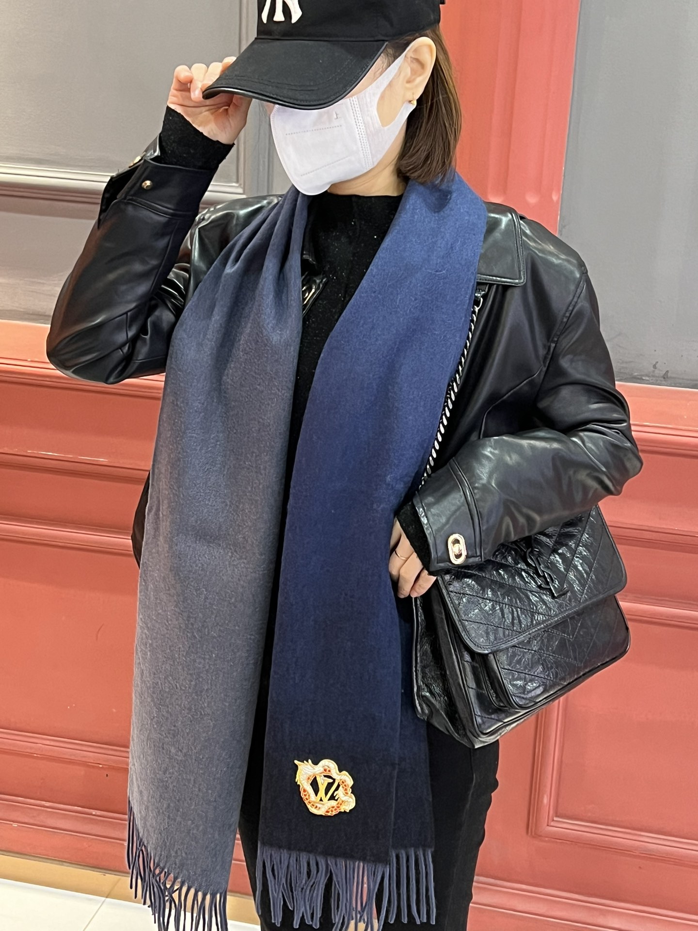 NO:186392,[High-end original embroidery] Precious Dragon LV Essential scarf welcomes the Lunar New Year with classic brand elements. Panlong image surrounds LV letter embroidery patches, and the warm design is full of trendy and interesting. Panlong embroidery LV logo, tassel decoration is so beautiful that it is so beautiful that it wants to scream. The latest British, European and American style 