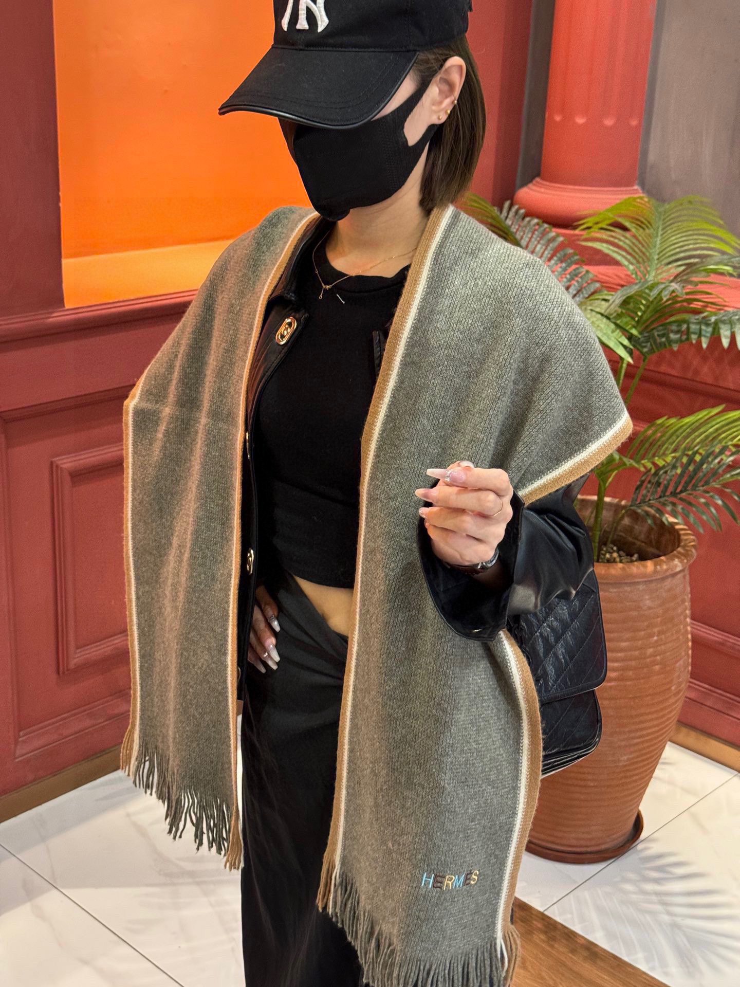 NO:186443,Hermes synchronous counter, high-end cashmere knitted scarf!  】It can be formal, free, very Classical men's design. This weaving method is relatively difficult, and it costs a lot of yarn, and the process is very difficult!  !  !  Such a men's scarf is definitely an outdated item!  The cashmere scarf that looks good at any surround is really unique!  !  It's so practical and versatile, but there's no unnecessary design, and it looks good no matter how you surround it!  It has a drape, warm and very slimming!  It is very suitable to match formal wear or casual wear ~ folding or circling is perfect, with a warm and graceful demeanor 30180 High-version scarf, high-version scarf, christian louboutin, hermes, hermes19860909Hermes（爱马仕）同步专柜,高端羊绒针织围巾！】可正式,可随意,非常Classical的男款设计.这款织法比较难,又很费纱线,工艺难度非常大！！！这样的男款围巾,绝对是一条审美不过时的单品！随便围都会好看的羊绒围巾,版型真是一绝！！太实用百搭了,其实没有多余的设计,怎么围都好看！有垂坠感,温暖且非常显瘦！搭配正装或者搭配休闲装都很合适~对折挂围或者绕圈围都完全可以,有温度的风度30180 高版本围巾,高版本围巾,christian louboutin,hermes,hermes,scarf