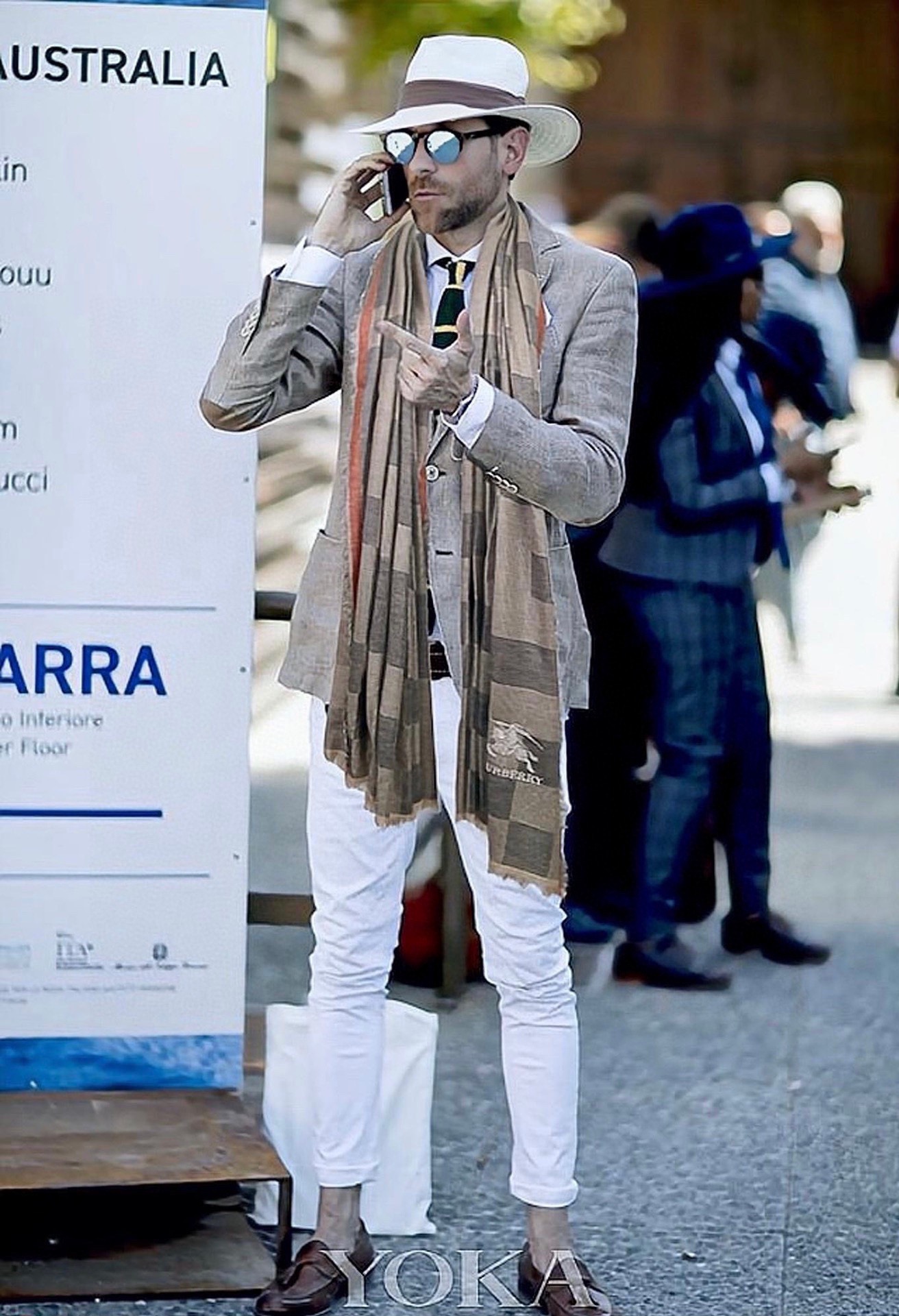 NO:186446,Burberry uses classic original horse label embroidery with authentic Kashmir cashmere 200 ring velvets. It is encrypted. It feels so good that it has no friends. It is soft, light and breathable. Now the essential colors in the air-conditioning room and subway are all imported dyes. The dyeing brightness, color saturation is first-class. Because the customer supplies raw materials, there are not many products that can be sold. If you want to grab it in a few days, you can't grab it. 200*90 specifications, high-version scarf, high-version scarf, burberry, ring19860909巴宝莉采用经典原版马标工艺刺绣纯正客供克什米尔山羊绒200支戒指绒 加密处理.手感好到没朋友.糯软轻薄透气.现在空调室地铁里必备款颜色多次打样全部采用进口染料.染色亮度色泽度饱和度都是一等一的强. 因为客供原料.所以能出的货品不多.再过几天想抢都抢不到 .200*90规格高版本围巾,高版本围巾,burberry,ring,scarf