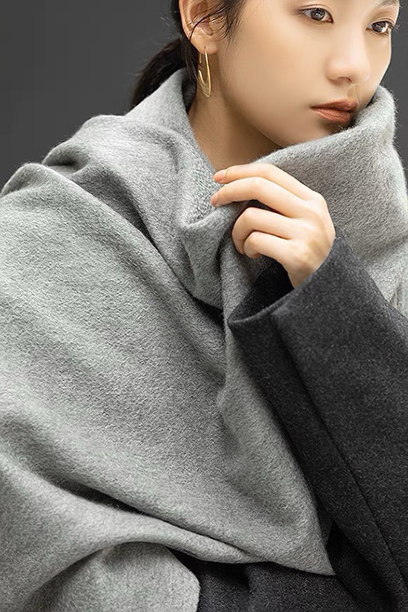 NO:186449,The top-level original version of the counter VIP custom version is the original original product, the unique and beautiful small fragrance [diamond LOGO] cashmere scarf Chanel is beautiful and versatile. The counter is limited. It is difficult to order the top-level imported cashmere when you are rich. The scarf is covered with imported Czech diamonds, and the quality is high-quality and the exclusive real-life shooting is absolutely high-end!  What you see and get, super top quality goods are not waiting for anyone, special channels sell goods with one less than the other, absolutely top quality goods, any detail is the rhythm size of the counter 180*70*2 high-version scarf, high-version scarf, chanel19860909专柜VIP定制版顶级原单正品旷世绝美小香【镶钻LOGO】羊绒围巾香奈儿绝美百搭款专柜限量哦有钱都很难订到顶级进口客供羊绒,围巾布满进口捷克钻闪闪发亮,品质上乘送人自用绝对高大上独家实物拍摄！所见所得,超正顶级好货不等人,特殊渠道货卖一个少一个绝对的顶级好货,任何一个细节都是专柜的节奏尺寸180*70*2高版本围巾,高版本围巾,chanel,scarf