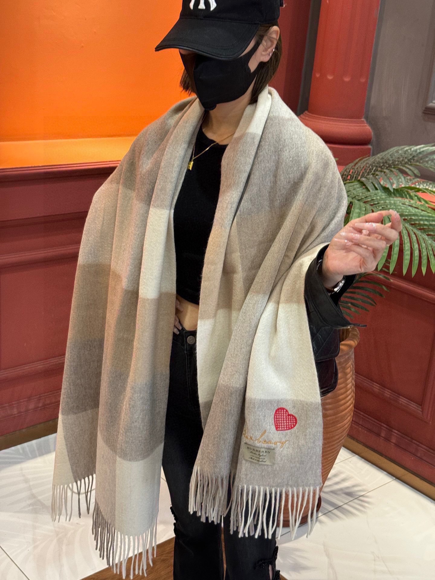 NO:186453,[B hand-written Taoxin] Limited edition absolutely beautifies the heart's design, super invincible hardcore. From the foreign company's version sent before the epidemic last year to the finished product being shipped out today, the design department has been scrapped too much effort. I can only say that everything is worth it. The hand-written design of the heart is absolutely rare. Foreign countries are all things that can only be obtained by super VIPs. It seems simple embroidery, the number of light frames is more than 10,000, exquisite and invincible. There is no embroidery factory in China that can do it. The two colors of large goods are less than 100, and the hand is slow. There is absolutely nothing. Good goods have never waited for anyone. The weather is cold, and good goods have also existed. Dear, I have turned down several big customers and did not give them a package. It is just to share beautiful things with everyone. Give some strength. Haha, the specifications are 200*70 high-version scarf, high-version scarf19860909【B手抄体桃心】  限量版绝对的美化了心的设计,超级无敌的硬核,从外商去年疫情前寄版下来到今天成品出库,废了设计部太多心血,我只能说真的一切都值得,爱心的设计手抄体的B家绝对的不多见的,国外都是超级VIP才能拿的到的东西,看似简单的刺绣 ,光帧数都一万多,精致的无敌了,国内还没有任何一个绣花厂能做到,大货两个颜色只有不到100 ,手慢绝对的是无,好货一直是不等人的,天也凉了,好货也有了,亲爱的,我已经推掉了几个大客不给他们包版,就是为了跟大家一起分享美好的事物,给点力哈哈,规格200*70高版本围巾,高版本围巾,scarf