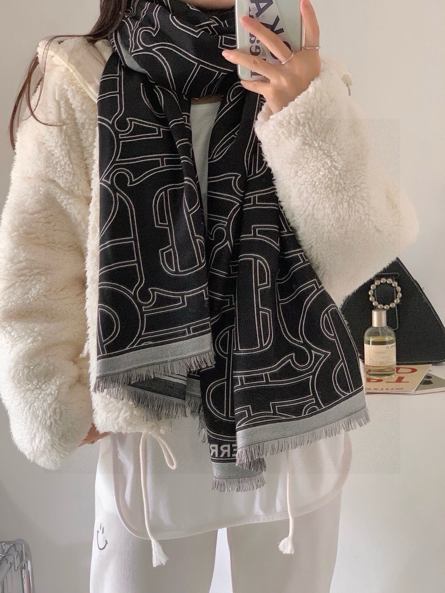 NO:186458,If you want top quality, you can see the original single product. B home [B round mark double-sided long scarf], this is the hard product, the palace-level imperial recommendation!  A high-profile single product, top-grade cashmere is available on both sides, the latest export, material, etc. I won't repeat it. The process is inconvenient to disclose, because there is an agreement, you know... Let you wear it in the counter and compare it yourself... I'm so poor here... But you should have applause because this is the same batch as the Hong Kong counter will be on the shelves!  Absolutely abusive goods!  Receive in seconds!  High-version scarf, high-version scarf19860909要顶级品质看过来原单货 B家【B圆标双面长巾】,这才是硬货,殿堂级御用推荐！高出镜率单品,顶级羊绒两面可用,最新出口,材质啥的 不再赘述 工艺不便透露,因为有协议,你们懂……让你戴进专柜自对比……此处我词穷...但你们应该有掌声 因为这是和香港专柜即将上架的是同一批次！绝对的流弊货！秒收！高版本围巾,高版本围巾,scarf