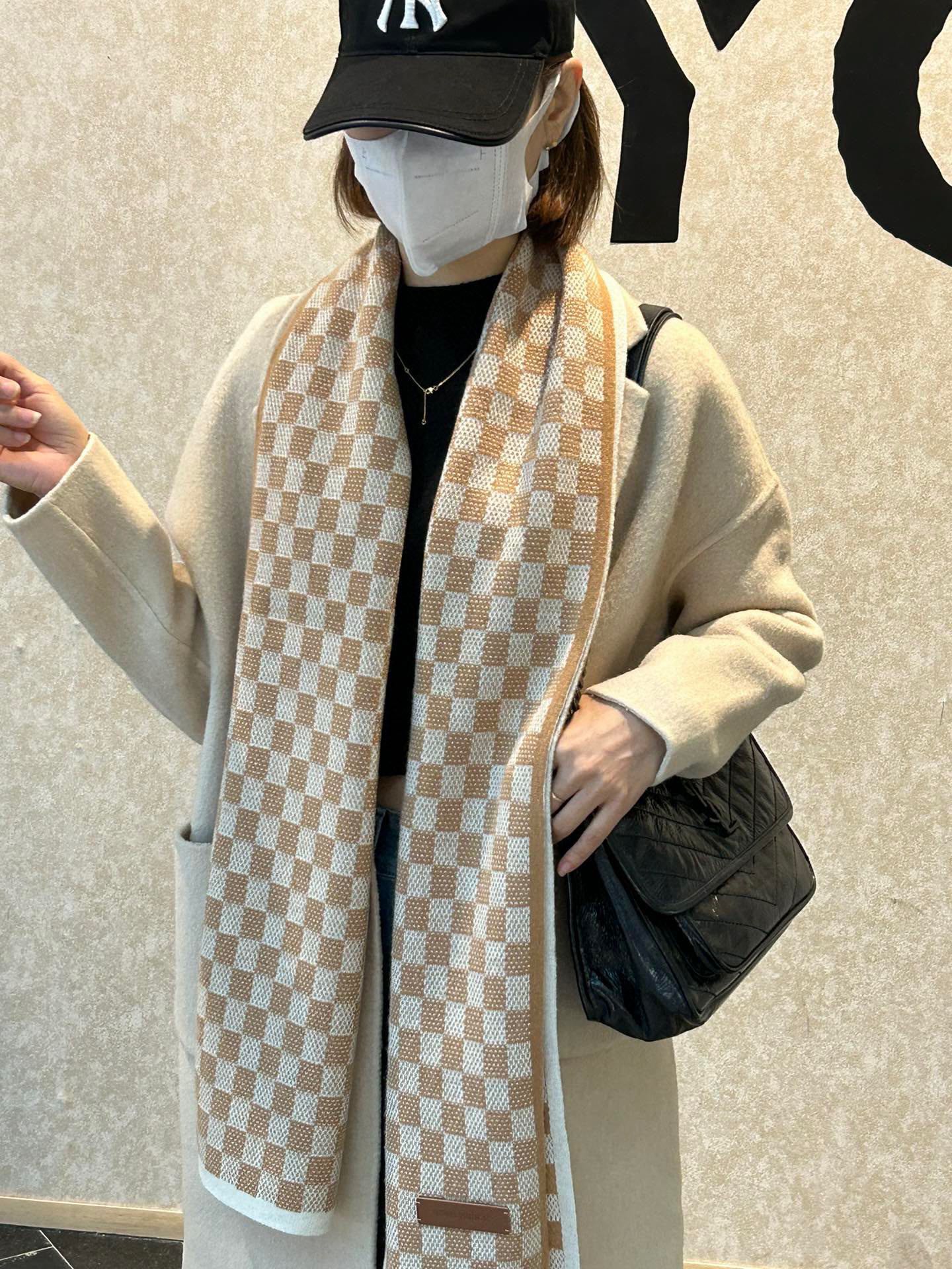 NO:186463,Top original version, praise the high-end men's model~ The super soft and soft men's cashmere scarf L home ZG is on sale at the same time, this price is really invincible and value!  My mother's price feedback~ I bought a very honest men's scarf at L's house~ The fabric is awesome, the double-sided cashmere yarn is really clear and clean, and the velvet feels really super comfortable when you hold it in your hand!  Very soft and manly style, the upper body effect is invincible, beautiful, atmospheric and simple, can be surrounded on both sides, any boy will like it, it has a texture but not ostentatious process, has been fascinated by the texture of the fabric and contrasting colors many times during the photo shoot. The presbyopia is very delicately embellished, with a texture but not ostentatious~ The tail is a little bit more benefit everyone~ The feel is very soft and comfortable, medium thickness, a very affectionate style~ The classic men's 35cm wide cashmere scarf for men and women, cashmere, specifications 35*180cm with formal wear or casual wear are very suitable ~ Folding or circling are perfect, gentlemanly stylish~ Warm and warm and high-version scarf, high-version scarf, louis vuitton19860909顶级原版 怒赞推荐高端男士款~超级无敌软糯的男士羊绒围巾L家ZG同步在售,这个价格真的无敌超值！亲妈价格回馈~买到绝对值L家非常正的男士围巾~面料大爱,双面的羊绒纱线真的清晰干净,握在手里绒感真的超级无敌舒服！非常柔软很Man的风格,上身效果无敌好看大气简约,两面都可以围,任何男生都会喜欢的款吧,有质感不张扬拍照过程中已经多次被面料质感和撞色的效果迷倒.老花非常精致的点缀,有质感不张扬~尾单余一丢丢福利大家~手感非常柔软舒服中等厚度,非常亲脖子的一款~经典男士的35cm宽羊绒围巾男女通用款式,羊绒,规格35*180cm搭配正装或者搭配休闲装都很合适~对折挂围或者绕圈围都完全可以,绅士有型~有温度的风度高版本围巾,高版本围巾,louis vuitton,scarf