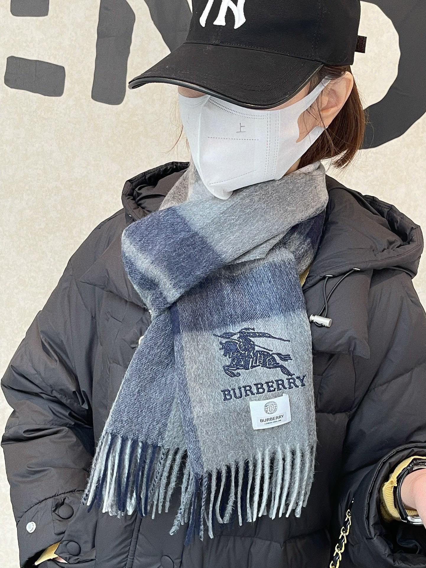 NO:186469,Recommended Burberry New Products ·Couple Style Cashmere Scarf is a top-notch cashmere fiber that takes time and effort, soaked in clear spring water to make the cashmere fiber present a unique fluffy texture, and the feel is so delicate. Only by using the lightweight velvet process can it have a luxurious and soft surface luster. The water ripples are really beautiful. The touch is like a baby's skin. Soft and glutinous. The feel is full of delicate fluff. It has always been synonymous with continuous excellence. This price is absolutely 100% affordable gift gifts and is good!  Absolutely good product, specifications 32*180 cm, ingredients cashmere high-version scarf, high-version scarf, burberry19860909重磅推荐巴宝莉 新品 ·情侣款 羊绒围巾臻选上乘的山羊绒纤维,耗时耗力,再以清泉水浸泡涤荡,使羊绒纤维呈现出独特的蓬松质感,手感才如此细腻,采用轻缩绒工艺,才有奢华柔和的表面光泽水波纹真的太美好了,触感犹如婴儿的肌肤 软软糯糯 手感满满地都是细腻的绒毛一直是精益求精的代名词,这个价格绝对百分之百的实惠送礼自留都不错！绝对好货 规格32*180 cm,成分羊绒高版本围巾,高版本围巾,burberry,scarf