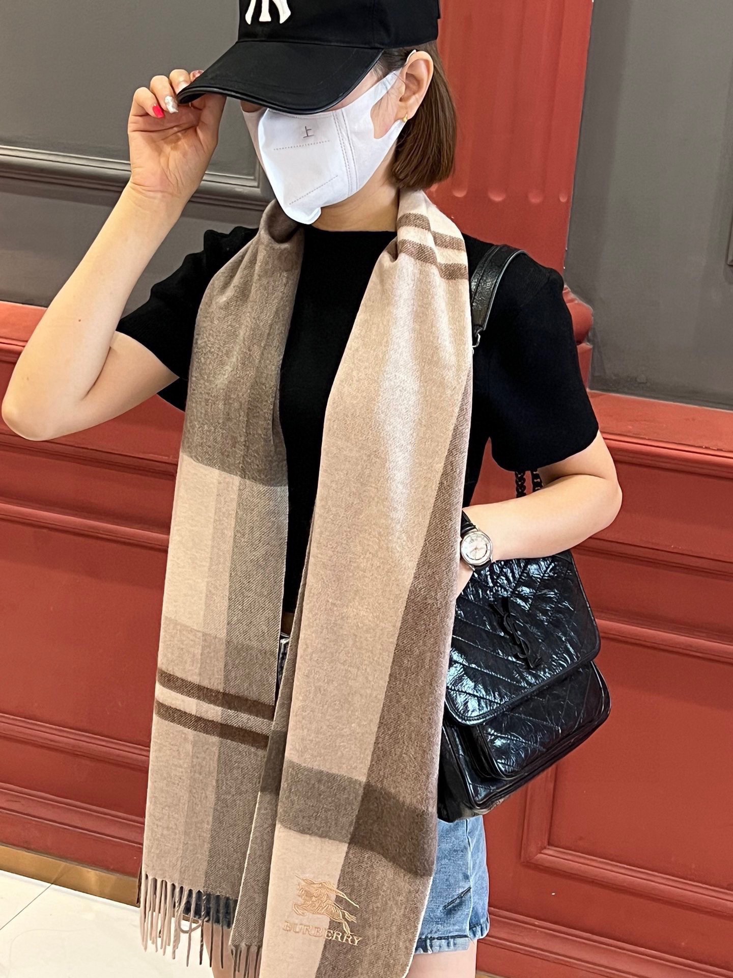 NO:186472,Recommended Burberry New Products ·Couple Style Cashmere Scarf is a top-notch cashmere fiber that takes time and effort, soaked in clear spring water to make the cashmere fiber present a unique fluffy texture, and the feel is so delicate. Only by using the lightweight velvet process can it have a luxurious and soft surface luster. The water ripples are really beautiful. The touch is like a baby's skin. Soft and glutinous. The feel is full of delicate fluff. It has always been synonymous with continuous excellence. This price is absolutely 100% affordable gift gifts and is good!  Absolutely good product, specifications 32*180 cm, ingredient cashmere, high-version scarf, burberry19860909重磅推荐巴宝莉 新品 ·情侣款 羊绒围巾臻选上乘的山羊绒纤维,耗时耗力,再以清泉水浸泡涤荡,使羊绒纤维呈现出独特的蓬松质感,手感才如此细腻,采用轻缩绒工艺,才有奢华柔和的表面光泽水波纹真的太美好了,触感犹如婴儿的肌肤 软软糯糯 手感满满地都是细腻的绒毛一直是精益求精的代名词,这个价格绝对百分之百的实惠送礼自留都不错！绝对好货 规格32*180 cm,成分羊绒 高版本围巾,高版本围巾,burberry,scarf