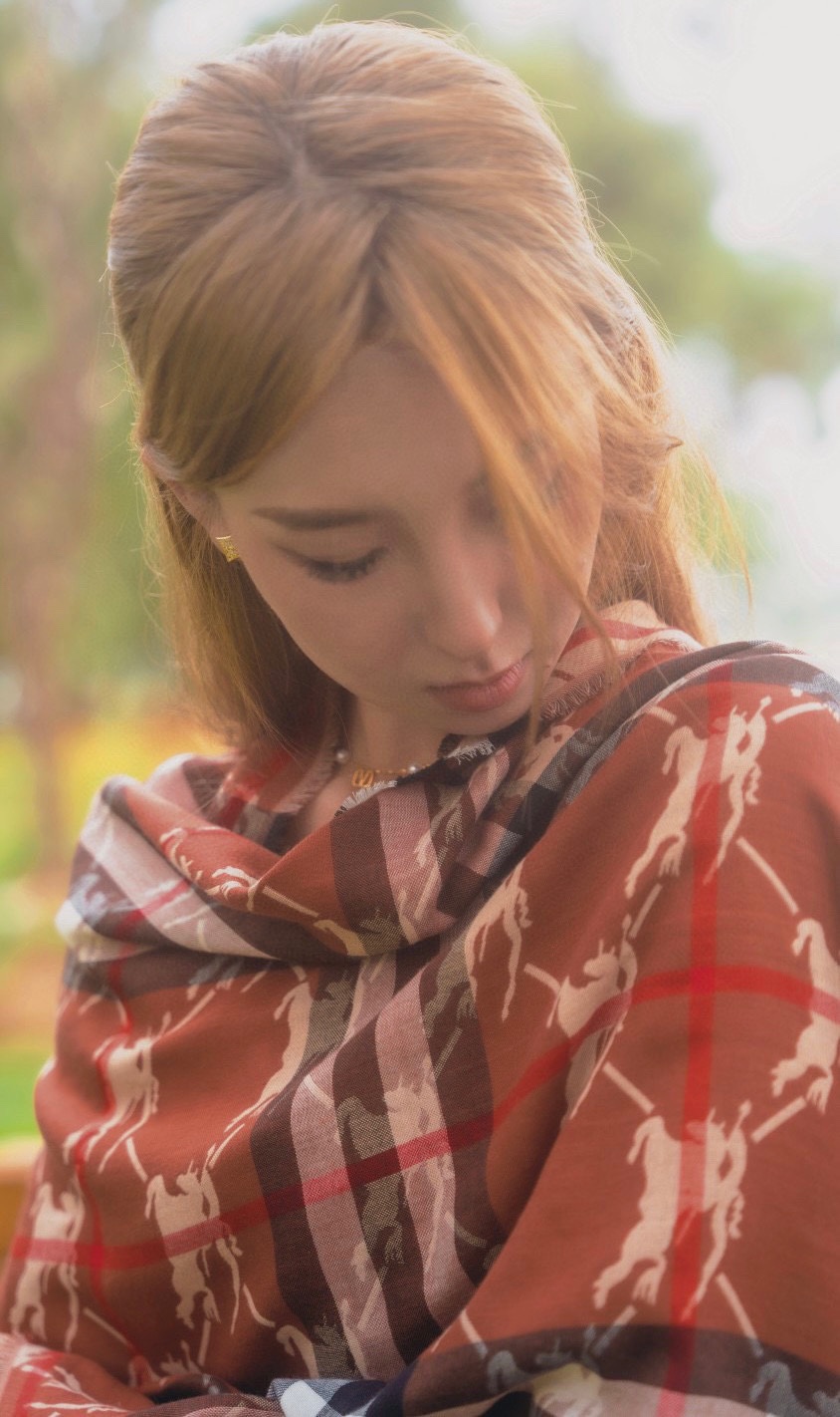 NO:186444,Look at the effect of wearing the upper body by yourself!  All took pictures with your mobile phone!  I have to say that no matter how you change the classic style of Bbr, it is a versatile and versatile style, and you won’t make any mistakes when you come!  I can only say that this war horse pattern is even more amazing!  !  The overall jacquard logo   classic style is the feeling!  I don't think there is any reason to refuse, and it's really any style!  !  You will be able to kill you!  !  Only by wearing it yourself can you believe that you can definitely be casual or formally high-end scarves, high-end scarves19860909上身实拍图佩戴效果自己看！均用手机拍图！不得不说bbr的经典格无论怎么转变都是万能百搭款,随意怎么来都不出错！今天发这款战马图案我只能说更加惊艳！！整体战马提花logo＋经典格这个感觉拿捏住了！我认为没有任何理由拒绝,而且是真的任何风格！！都给你拿捏死！！亲身佩戴才能相信,绝对的可休闲亦可正式高版本围巾,高版本围巾,scarf