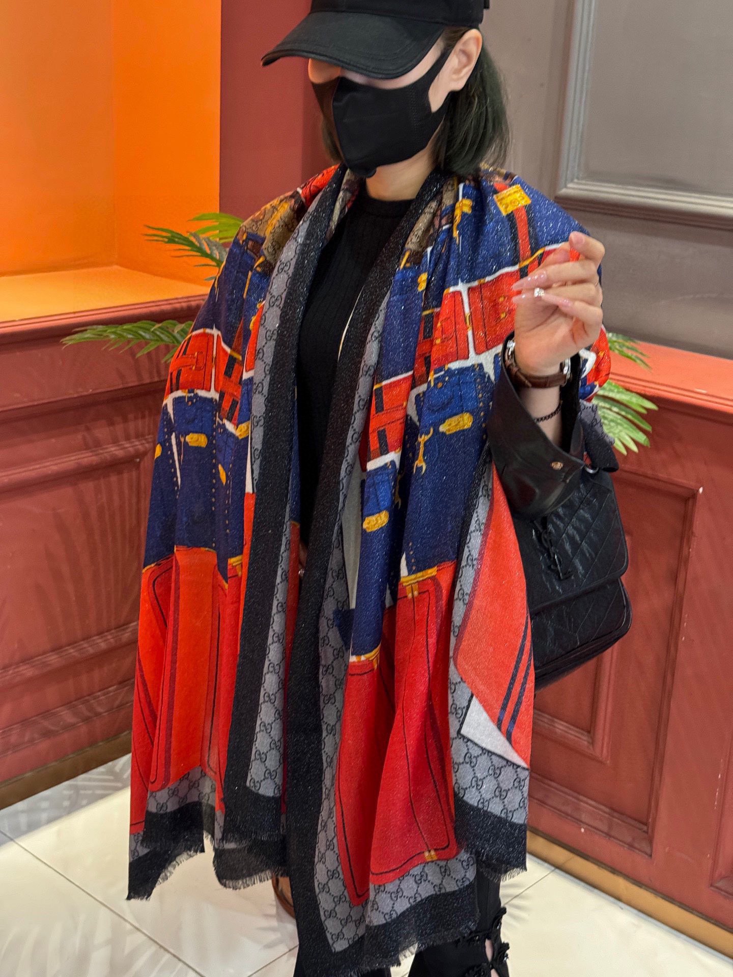 NO:186473,Gucci bags and cashmere scarf ~ super sarcastic look!  High-end feminine!  】Cashmere scarf can be so beautiful!  !  !  Gucci's double-sided bag cashmere scarf is really high-end!  The signature luggage and colors are very delicious!  !  The new fusion of Gucci's signature floral elements and presbyopia GG, luxurious and elegant, thin cashmere feel, and the double-sided and two-color design is really great!  Paired with white shirts in spring and summer is even more elegant and fashionable. Paired with coats in autumn and winter is super delicious. Sisters who know how to match must buy them!  !  Soft and smooth!  It gives the scarf a very easy to shape, a very heavy and luxurious design, but the upper body looks unique in a unique style!  Simple base with this scarf, simple matching gives people a very comfortable and tasteful big brand feel... Recommended!  !  Size specifications 110*200 cashmere long scarf, high-version scarf, gucci,shirts19860909Gucci箱包羊绒围巾~超级抬气色！高级女人味！】羊绒围巾也能这么美！！！Gucci这款双面箱包羊绒围巾真的好高级！招牌的箱包花色搭配服饰很显品味！！Gucci招牌花卉元素和老花GG的新融合,奢华优雅感,薄薄的羊绒手感,双面双色的设计真的很赞！春夏搭配白衬衫更是又气质又时髦,秋冬搭配大衣超级显品味,懂得搭配的姐妹一定要入手！！柔软软糯顺滑！赋予了围巾非常容易造型,非常重磅奢华的设计,上身却别样衬得人高贵气质！简单的打底配此款围巾,简单的搭配却给人非常舒适有品味的大牌感…推荐！！尺寸规格110*200 羊绒长巾高版本围巾,高版本围巾,gucci,shirts,scarf