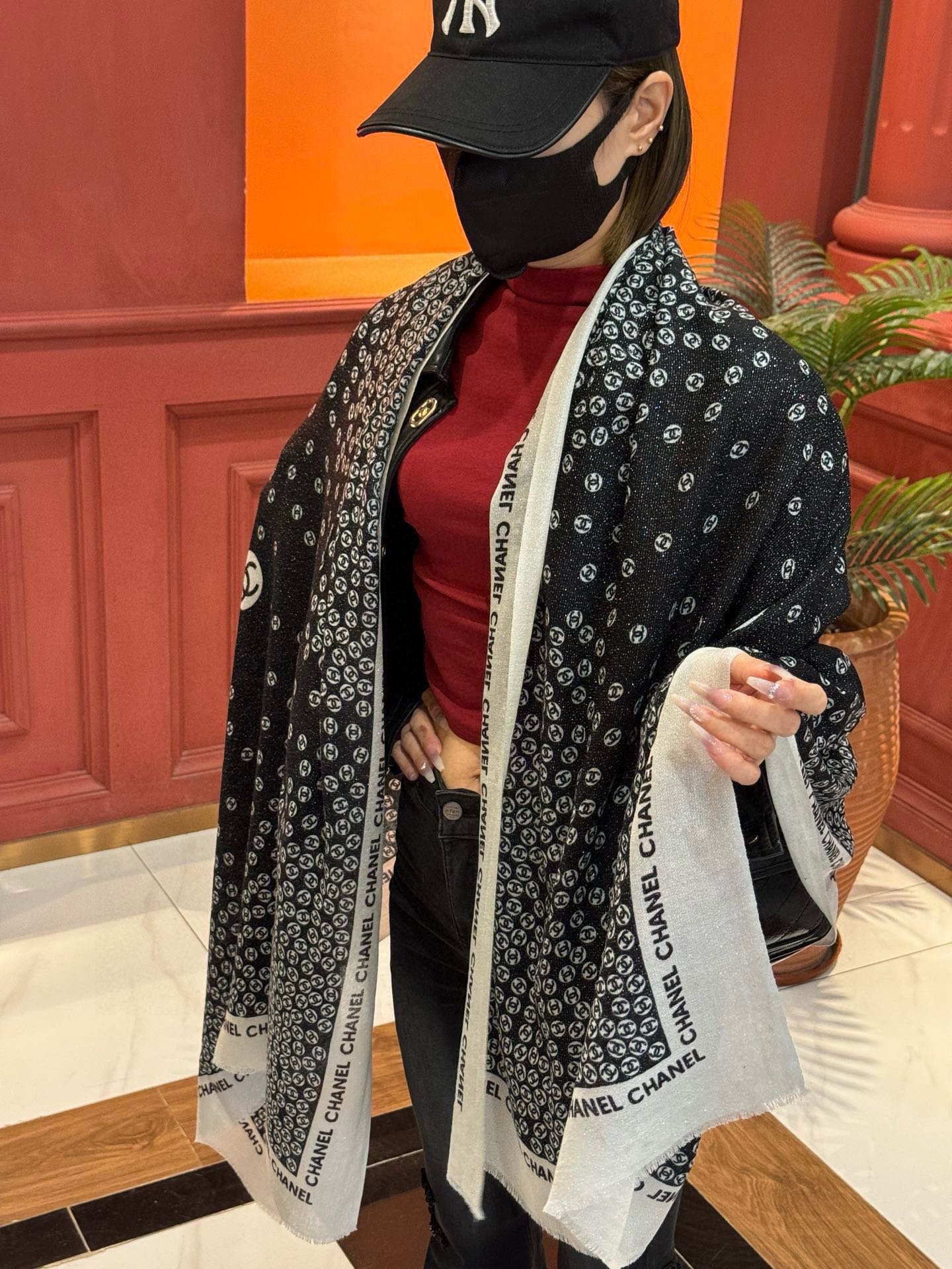NO:186478,New scarf that will shine. New customer-supplied silver-line cashmere fabric long scarf. Beautiful [Tear] [Small fragrance silver-line icon], the imperial palace-level top-quality new counter is on sale. The unique design style of pure cashmere sequins plus rich Xiangjia's special splicing pattern prints. It is extremely beautiful. Really, the upper body is extremely luxurious and high-end. Rare~ Small expensive~ Look good or not. It's good. Size 100x200cm. Large long scarf, top-level cashmere high-version scarf, high-version scarf, chanel19860909上新 会发光发亮的围巾 新款客供银线羊绒面料长巾 美翻了[流泪]【小香银线图标】,御用殿堂级极品新款专柜在售 纯羊绒亮片独特设计风格加上富有香家本季特色拼接图案印花 美丽至极 真的 上身极为奢华上档次 稀有～小贵～好看不好看自己看吧 尺寸100x200cm 大长巾,顶级纯羊绒高版本围巾,高版本围巾,chanel,scarf