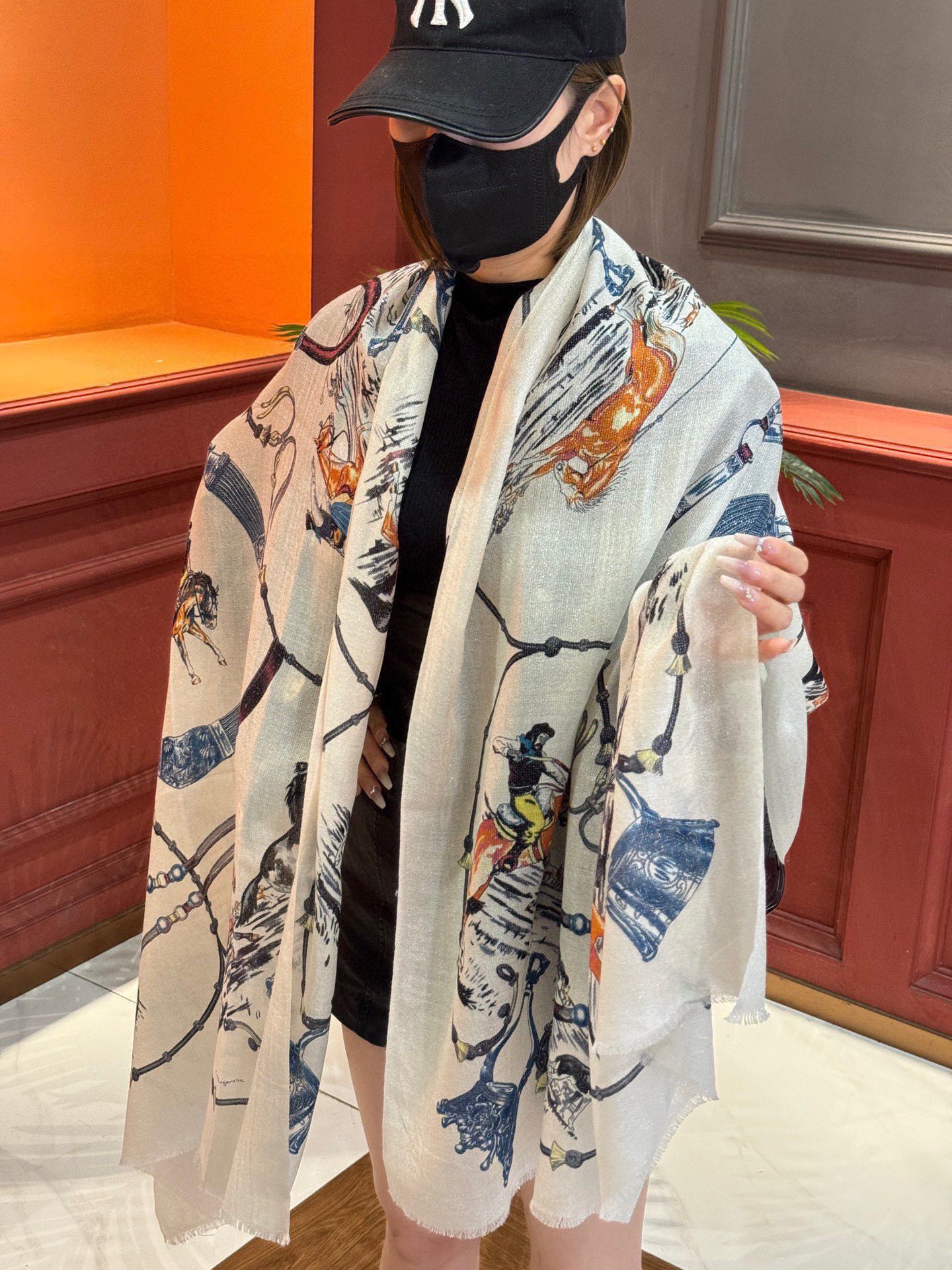 NO:186483,A scarf that will shine brightly. If you buy the new model, it is good to look. It is recommended to recommend the top craftsmanship and value. Hermes counter hot products are three-dimensional presentation patterns and patterns. The physical grade is extremely high. Special craftsmanship is stunningly developed and developed. Special cutting-edge technology is loved by Bai Fumei. Whether it is the quality, style, price, they scream. Super high cost performance, it is definitely worth buying. Size 110*200 high-version scarf, high-version scarf, hermes19860909会发光发亮的围巾 新款买了都说好看推荐顶级工艺超值爱马仕专柜爆款立体呈现图案纹路实物档次极高特殊工艺高端研发惊艳问世特殊尖端工艺处理受到白富美的喜欢 无论是品质 款式 价格都令大牌控的她们尖叫 超高性价比 绝对值得入手尺寸110*200高版本围巾,高版本围巾,hermes,scarf