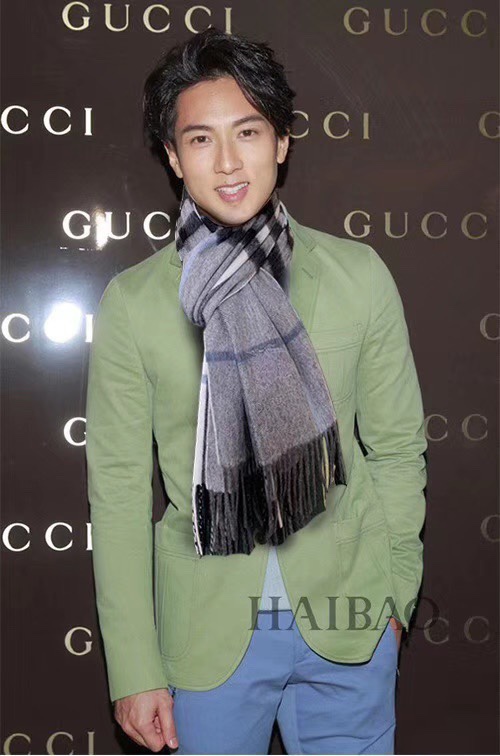 NO:186685,Burberry classic cashmere plaid quality and feel that it is not good enough cashmere high-end products are absolutely screaming, the top design models of fashion brands. Classic plaids and fashionable color patches are the screaming highlights of this model. The high-end quality is essential for autumn and winter.. Size 180*30cm high-version scarf, high-version scarf, burberry19860909巴宝莉经典款 羊绒格 品质手感好到不行羊绒高尖端产物绝对令人尖叫的品质时尚大牌的顶尖设计款..经典格子搭配时尚拼色是此款令人尖叫的亮点秋冬必备的高端精品..尺寸180*30cm高版本围巾,高版本围巾,burberry,scarf