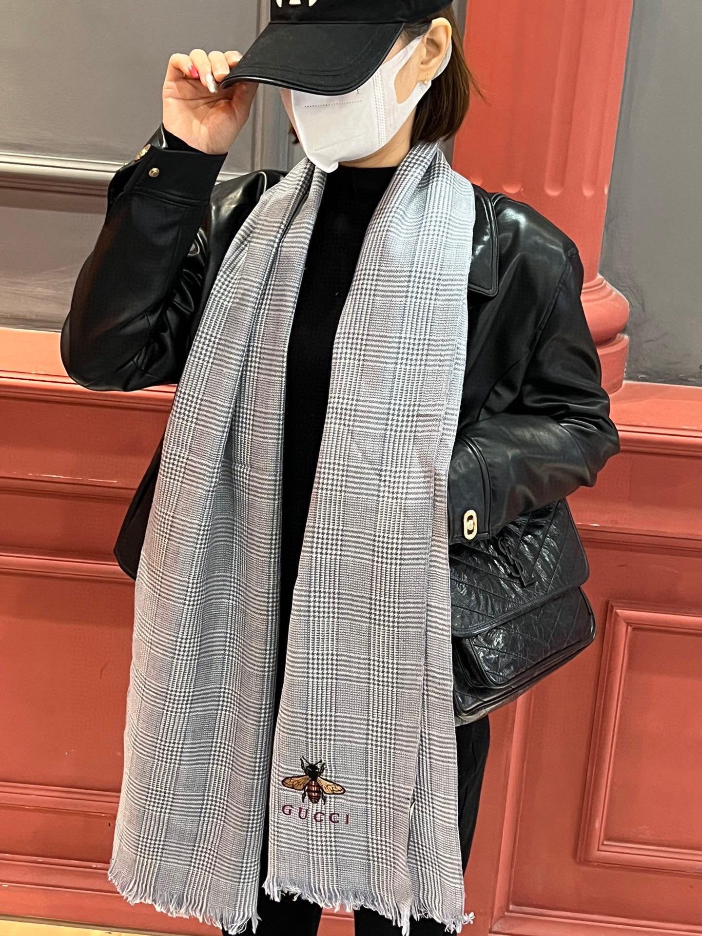 NO:186689,Gucci show cashmere scarf~This small houndstooth grid has been revived this year, SO... The fashionable OEM factory has only accepted classic black and white orders because the weaving is too complicated and takes too long. The yarn is all customer-supplied. The long scarf design with a very water-headed edge is very finishing touch, which makes the intellectual bird grid more feminine. Don't underestimate such small details. This is the ingenuity of high-end lock edge brands. It is not very thick, and it feels so comfortable, very soft and slightly elastic. 180*40cm high-end scarf, high-version scarf, gucci19860909Gucci秀场款羊绒围巾~今年这个小千鸟格又了起来,SO…绝对放心入的时髦款代工厂只接了经典黑白的订单,因为织造太复杂,耗时太长了,纱线都是客供,非常有水头的长巾设计,锁边非常点睛,让知性的鸟格多了一份女人味,别小看这样的小细节,这都是高端锁边大牌的匠心之处.不是很厚的,手感舒服到不行,非常柔软,微弹性 180*40cm高版本围巾,高版本围巾,gucci,scarf