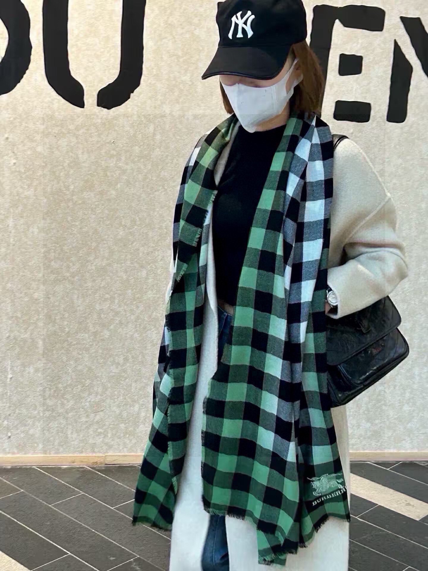 NO:186676,Burberry, four-season light plaid cashmere scarf, the new model uses the best Australian fiber fine white cashmere as raw material, with a content of up to cashmere; tassel plaid cashmere scarf. The hot N years of fringed style B has increased its order difficulty this year, and has changed the light edge style of previous years, and this year it has changed to four-sided tassel style!  It seems simple. A brief introduction to the difficulty and characteristics of the process!  1. The raw materials of warp wefts are extremely picky. The fiber finest of Albas cashmere is 13um-15.5um.2. The design density of the craftsman can be said to be unique. The density of ordinary market goods is only a few dozen. However, the warp and weft density of the model we manufactured is as high as 231. Both sides and the upper and lower are unique encryption technology (the warp and weft density is strong, which is the kind that is durable and does not break when touched) 3: Repairing and processing is also an indispensable step. The most important part of the scarf weaving is the fringed part. The flaws on both sides are three times that of ordinary scarves!  The hair on both sides will pass away if it is misaligned. This top-notch craft is romantic, loose, and fashionable. You will definitely love it if you get it. It is very soft and skin-friendly and easy to match clothes. Size200*80cm high-version scarf, high-version scarf, burberry19860909巴宝莉 四季款轻盈格纹羊绒围巾 新款采用澳洲纤维细度最好的白山羊绒为原料 含量高达山羊绒；流苏格纹羊绒围巾 火爆N年的流苏风b家今年订单难度增加,已改往年的光边风格,今年改为四面流苏风格！看似简单.简单介绍下工艺难度和特点！1织造的经纱纬纱原料极为挑剔选用阿尔巴斯山羊绒中原料纤维细度最好的是13um-15.5um.2工艺师的设计密度可以说是独一无二的、普通市场货的密度也就几十,但我们代工的这款经纬密集度高达231、两侧、上下都是b家独有的加密工艺（经纬密度大,就是围巾耐用性强、不是一碰就坏的那种）3:修补后处理也是不可缺少的一关、围巾织造下来这个环节最重要啦,两侧流苏这样的残次品是普通围巾的三倍！两侧的毛须错位就pass掉.这样的款顶级工艺浪漫散须边大气又时尚 拿到手绝对会爱不释手 非常柔软亲肤很好搭配衣服 Size200*80cm高版本围巾,高版本围巾,burberry,scarf