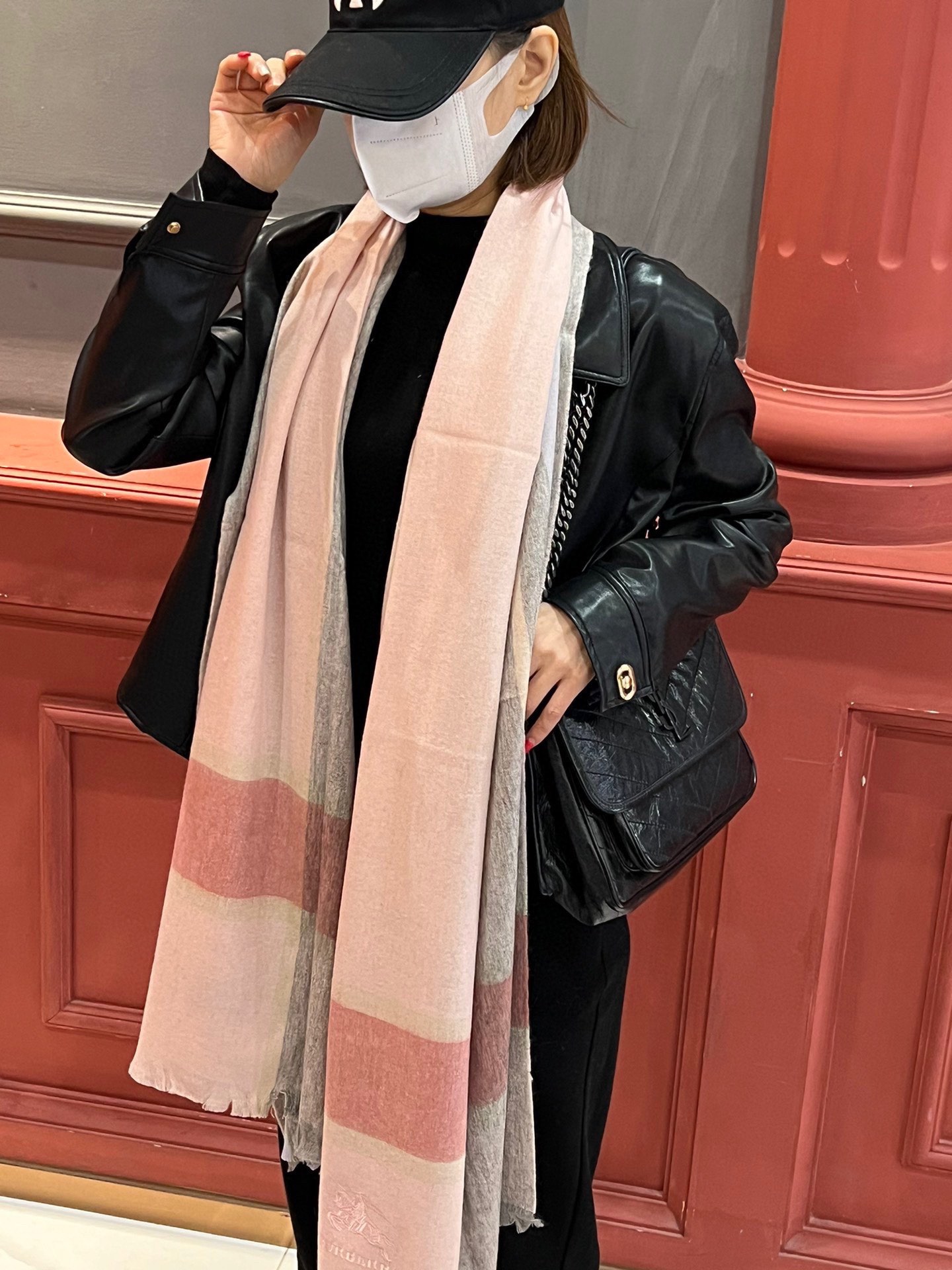 NO:186684,The new counter model Burberry new style is super quality and versatile, with a great quality and great value. The latest export cashmere scarf for men and women. The delicate feel is very good. This type of style is very versatile. It can be matched with a casual jacket or a business suit. The material selection is also very exquisite. It is selected from Alpine cashmere. Universal for men and women. Couples are super recommended for high-version scarf, high-version scarf, burberry, jackets & coats19860909专柜新款 巴宝莉新款超级有品百搭的款,绝对质量好到爆的超值最新出口男女羊绒围巾.手感细腻度非常好关键这类的非常百搭,可以搭配休闲外套也可以搭配商务西服绝对不会不会搭错的款.选料也是很考究的选自阿尔卑斯山羊绒.男女通用 情侣款超级推荐高版本围巾,高版本围巾,burberry,jackets & coats,scarf