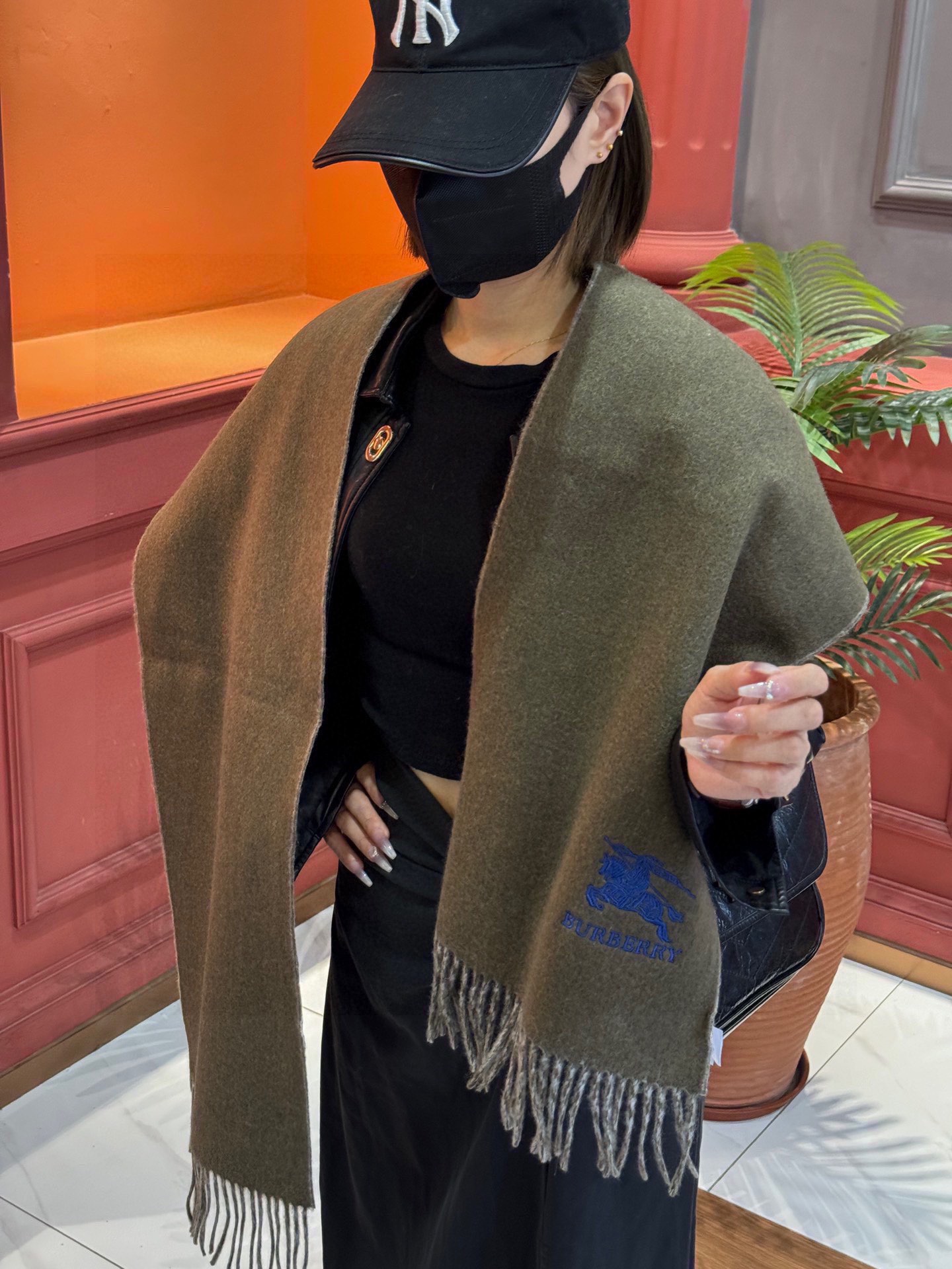 NO:186746,So beautiful Burberry couples style, so beautiful that I want to scream the latest British, European and American style in the counter, it is another fashionable and practical big scarf & long scarf. The contrasting color matching is very coordinated. The scarf feels soft and it is fashionable and warm when worn, and it is elegant and stylish. Don't miss it. The size is 30*164 8*2. Please quickly grab the high-end scarf, high-end scarf, burberry19860909太美了巴宝莉 情侣款 美到要尖叫专柜最新款英伦欧美范儿 又是一款即时尚又实用的大围巾&长巾,撞色的颜色搭配很协调,围巾手感柔软,戴起来时尚暖和,大气有范儿,格子控们,不要错过哦,尺寸30*164 8*2,亲们速度开抢高版本围巾,高版本围巾,burberry,scarf