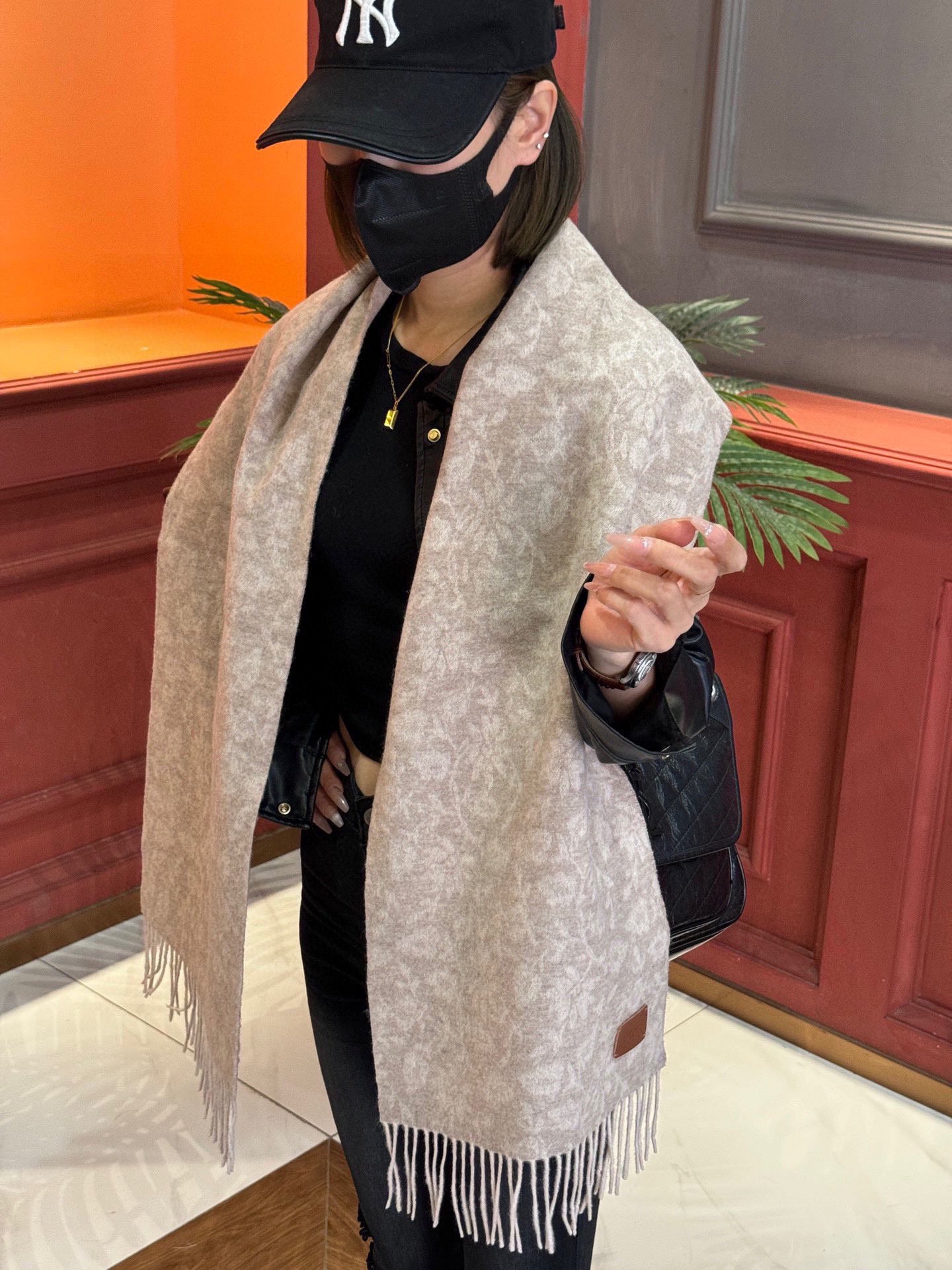 NO:186765,DIOR Paris Fashion Exhibition Business Men's Women's Cashmere Scarf OEM Factory selected the best ultra-fine cashmere fiber. It is purely hand-combed, which consumes time and effort. Then soaked in clear spring water to make the cashmere fiber present a unique fluffy texture. The feel is so delicate. Finally, with exquisite imprinting and ironing technology, it has a luxurious and soft surface luster. The process is particularly complicated. Using Mongolian Plateau fine cashmere!  !  The touch is full of delicate fluff!  This price is absolutely 100% affordable!  Exquisite embroidery craftsmanship!  It’s good to keep your own gifts!  Absolutely good product!  Size 30*164 8*2 High-version scarf, high-version scarf, dior19860909DIOR巴黎时装展商务男士女士羊绒围巾代工厂臻选上乘的超细羊绒纤维 进行纯手工精梳处理 耗时耗力 再以清泉水浸泡涤荡 使羊绒纤维呈现出独特的蓬松质感 手感才如此细腻 最后以考究压印与熨烫工艺 才有奢华柔和的表面光泽 工艺特别复杂哦采用蒙古高原细羊绒！！手感满满地都是细腻的绒毛！这个价格绝对百分之百的实惠！精湛绝伦的绣字工艺！送礼自留都不错！绝对好货！尺寸30*164 8*2 高版本围巾,高版本围巾,dior,scarf