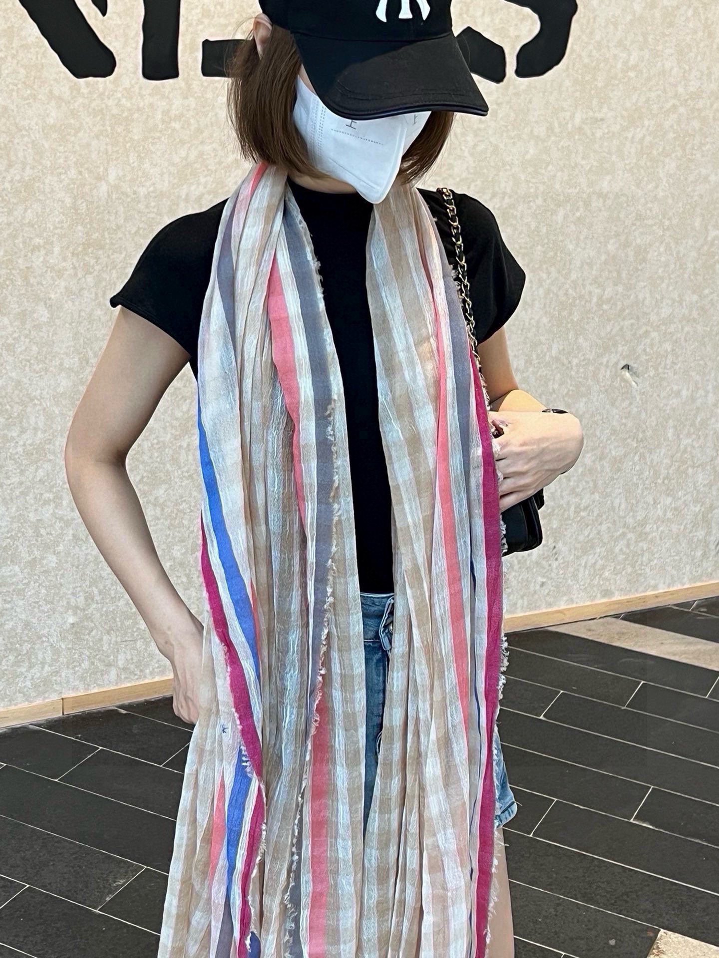 NO:186750,GUCCI latest color system. It is really high-end, low-key, luxurious, and exquisite and beautiful design. It is as elegant as a pearl. It comes from Burberry, which women will love. It is beautiful again. It has a high-end aura. The lines with twill texture and the luster of the yarn perfectly presents the texture, which is extremely beautiful~ and adds the embellishment of sequins. The designer's thoughts are really delicate. The simple, grand and eternal classic middle line part is not printed and dyed. It is very thoughtful to weave cashmere sequins on the scarf. The effect of woven cashmere sequins on the scarf is super beautiful. No matter how you surround it, it is full of aura size 220*80 high-version scarf, high-version scarf, burberry, gucci19860909GUCCI 最新色系. 真的非常高端低调奢华,非常精致唯美的设计,如珍珠般典雅气质来自女人们都会爱的巴宝莉 又是美出了天际啊自带高级气场 带有斜纹肌理的纹路,纱线的光泽感将这个肌理纹完美呈现,美到极致~更加加上了亮片的点缀.设计师的心思真的细腻到极致.色系简单大气永恒的经典中间线条部分不是印染哦,是非常有心意将羊绒亮片纱织在在围巾上的效果是超级超级美的 怎么围都是满满的气场尺寸220*80高版本围巾,高版本围巾,burberry,gucci,scarf