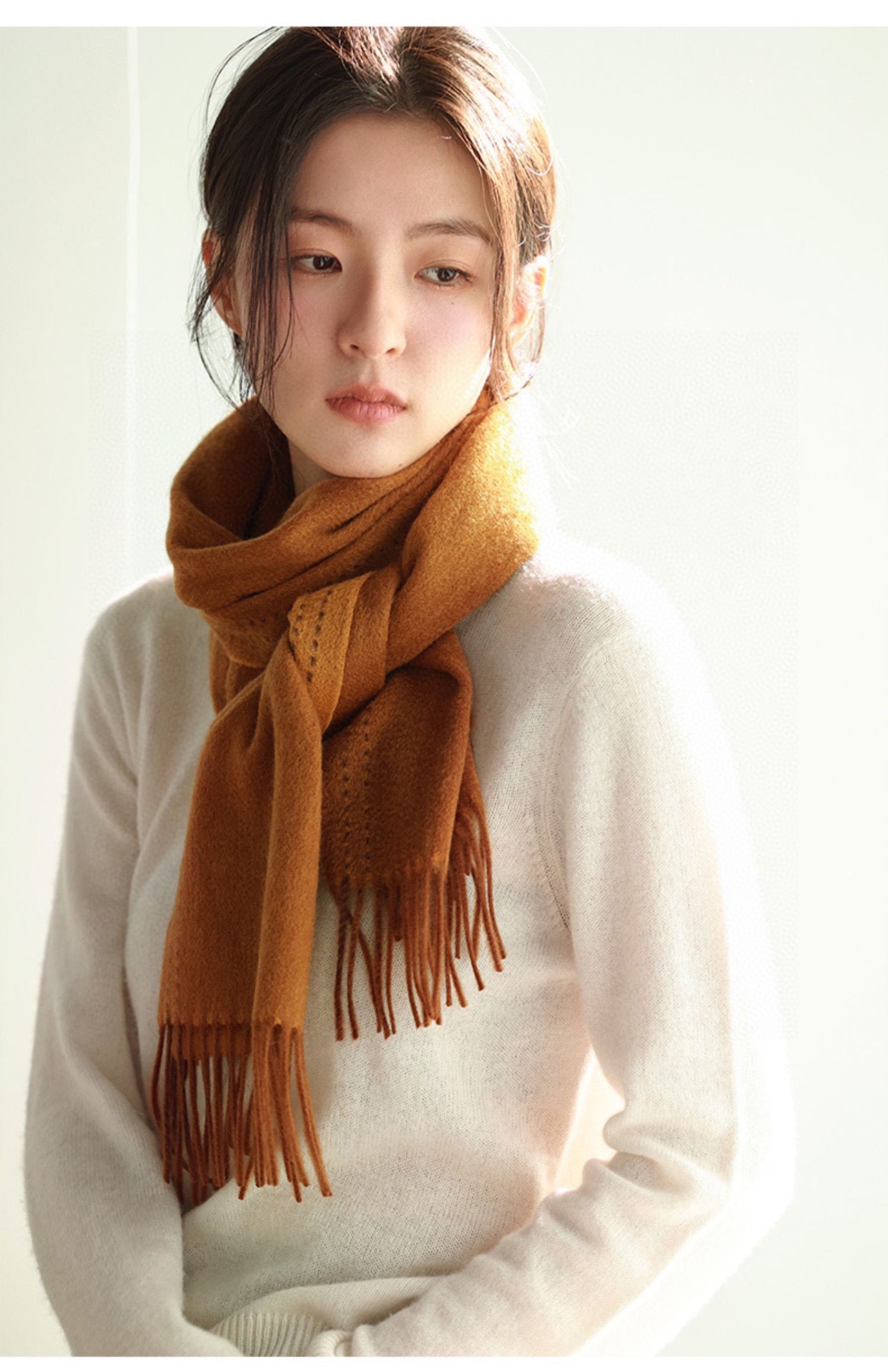 NO:186767,Hermes winter new style can be used by men and women. You can go and see it yourself. The price of his house will probably discourage you. It is too expensive and is simply a noble price. Water-ripped cashmere has super high cashmere quality and will be favored by this brand. This cashmere printed boutique scarf is very rare on the market. It is really a super high-end product. Only this big brand can have a generous and decent surround the neck. Simple but not simple, light but not lacking decoration. Specifications 30x190cm Material top-end wild cashmere high-version scarf, high-version scarf, hermes19860909爱马仕冬季新款男女都可以用【双面羊绒长巾】,自己可以去看看哦,他家的价格估计会让你却步,太贵了,简直是贵族的价格.水波纹羊绒具有超高羊绒品质才会被此品牌青睐这种羊绒印花精品围巾是市场上及其少见的,真是超级高端货只有这种大品牌才会拥有环绕颈间大方得体.简单而不简陋,清淡而不失装饰.规格30x190cm 材质最顶端野山羊绒高版本围巾,高版本围巾,hermes,scarf