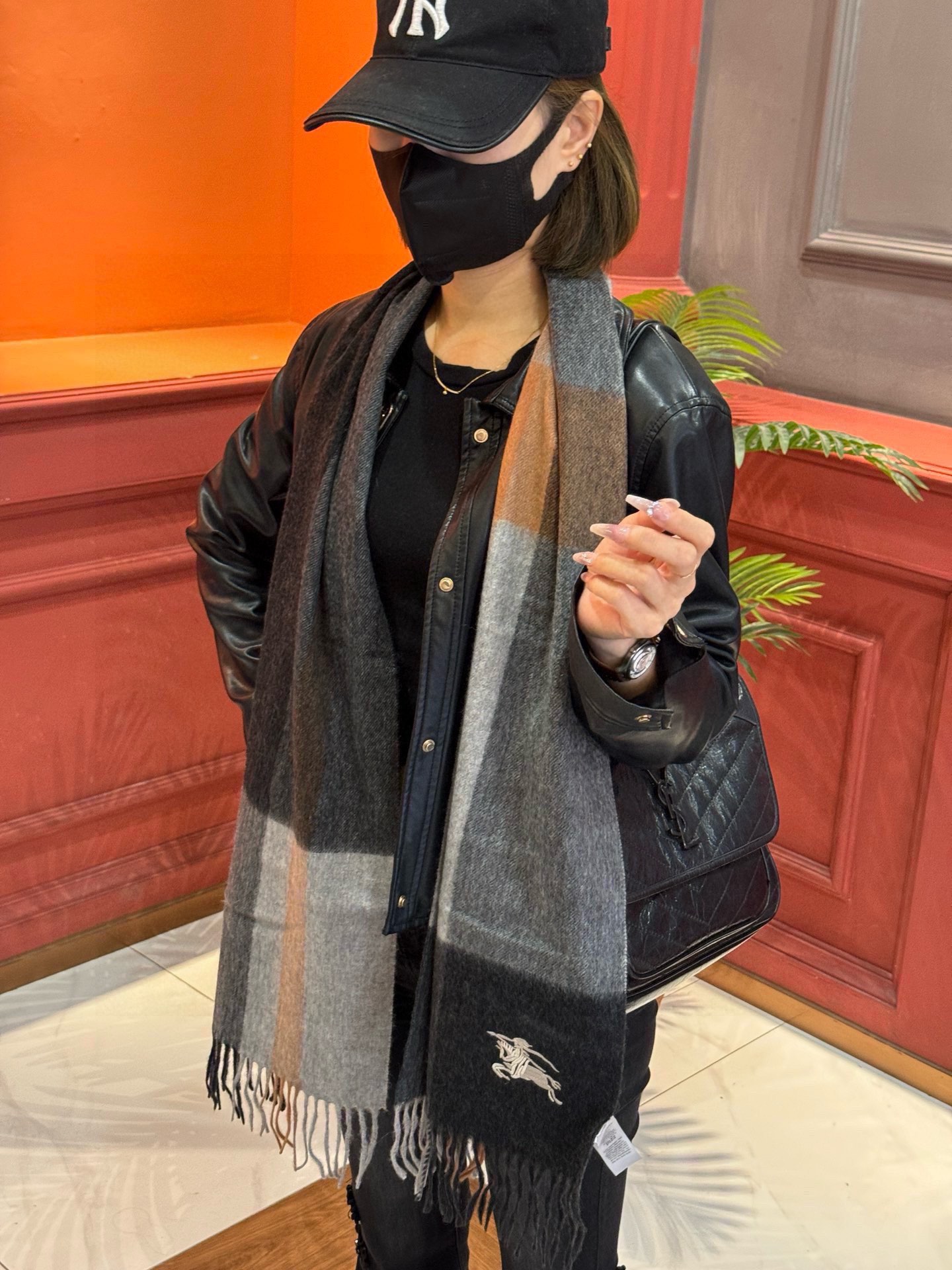 NO:186738,Recommended Burberry New Products ·Couple Style Cashmere Scarf is a top-notch cashmere fiber that takes time and effort, soaked in clear spring water to make the cashmere fiber present a unique fluffy texture, and the feel is so delicate. Only by using the lightweight velvet process can it have a luxurious and soft surface luster. The water ripples are really beautiful. The touch is like a baby's skin. Soft and glutinous. The feel is full of delicate fluff. It has always been synonymous with continuous excellence. This price is absolutely 100% affordable gift gifts and is good!  Absolutely good product, specifications 32*180 cm, ingredients cashmere high-version scarf, high-version scarf, burberry19860909重磅推荐巴宝莉 新品 ·情侣款 羊绒围巾臻选上乘的山羊绒纤维,耗时耗力,再以清泉水浸泡涤荡,使羊绒纤维呈现出独特的蓬松质感,手感才如此细腻,采用轻缩绒工艺,才有奢华柔和的表面光泽水波纹真的太美好了,触感犹如婴儿的肌肤 软软糯糯 手感满满地都是细腻的绒毛一直是精益求精的代名词,这个价格绝对百分之百的实惠送礼自留都不错！绝对好货 规格32*180 cm,成分羊绒高版本围巾,高版本围巾,burberry,scarf