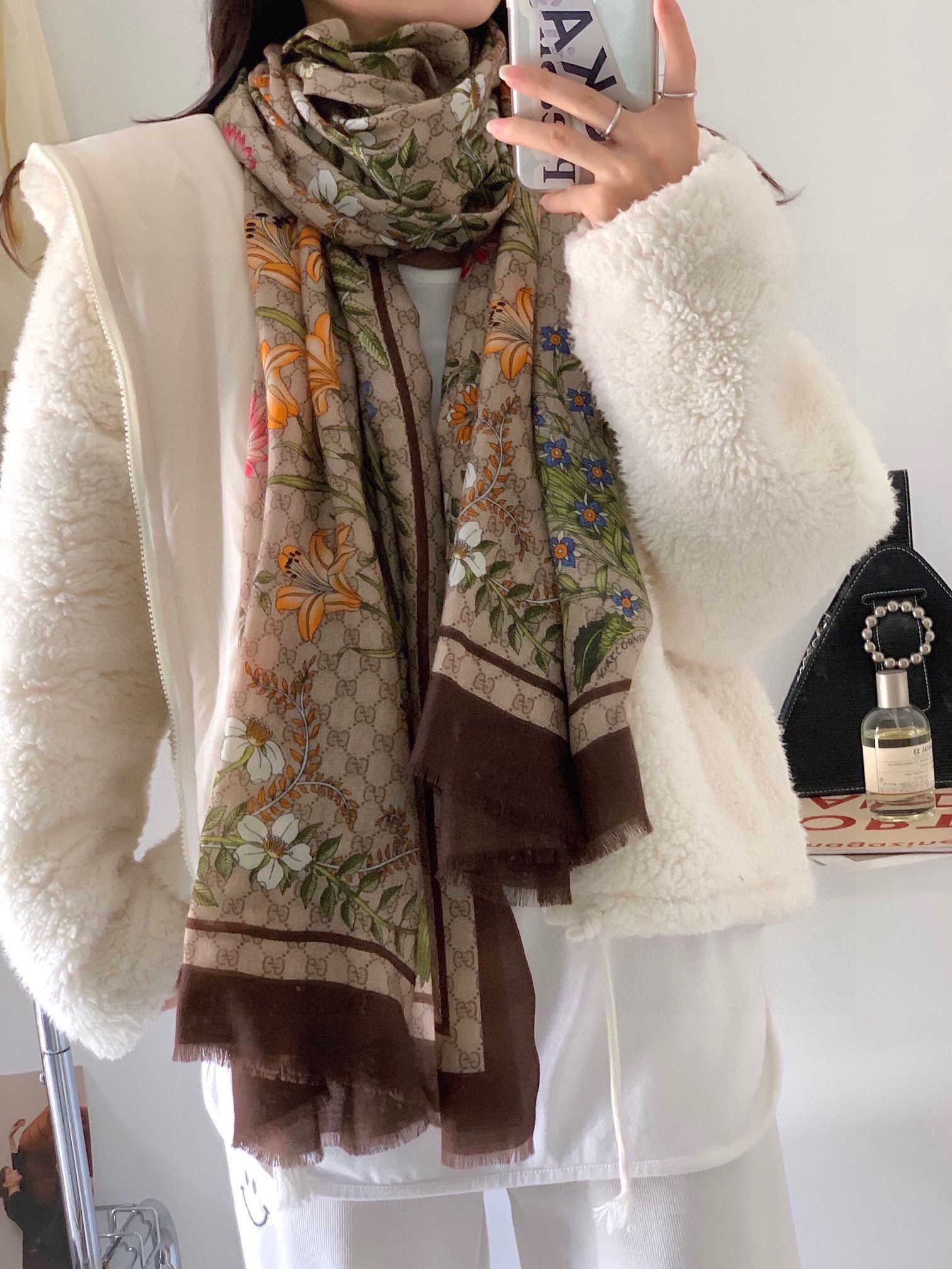 NO:186743,New cashmere model, be sure to start quickly, G home new model [GG letter flower scarf], high-end, love, very few products now, use it with excellent, genuine and beautiful, and makes people very excited. The upper body effect is simply beautiful, and the quality is very perfect] The whole scarf gives people a big brand aura and is very exquisite and beautiful. The new model is definitely worth buying. Once you get the real thing, you will be glad that you are a beautiful product for women. It is worth evaluating the perfect temperament and taste. Ditails' preferred size 110*200cm Top cashmere high-version scarf, high-version scarf, gucci19860909羊绒新款 速度下手一定要快G家新款【GG字母花卉长巾】,高端 大爱 货极少 现在用极好真心美的让人非常非常心动 上身效果简直美翻了 品质非常完美】整个围巾给人大牌气场的同时又非常精致秀丽绝对值得入手的新款 实物一拿到就会庆幸自己是女人的绝美好货 值得品鉴完美气质品味Ditails首选尺寸110*200cm 顶极羊绒高版本围巾,高版本围巾,gucci,scarf