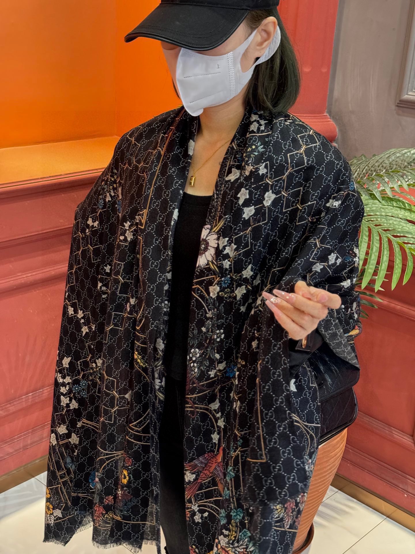 NO:186748,New autumn and winter models explain what high-end luxury products are~~Gucci Flowers are extraordinary, high-end and aura!  !  】It's very proud!  G autumn and winter items that will always add points!  All kinds of dressing styles can collide with her to create a different upper body effect!  It’s really super good tone in terms of color matching or design!  Any surroundings are already very, very beautiful!  No matter how you surround yourself, you will be beautiful in temperament!  Good-looking things, non-black things, and temperament things!  !  !  I really love you. I look very energetic after I put on my body and shine. It is suitable for all kinds of figures, ages, and body shapes. No matter who you are a little bit, you will feel that your temperament has improved by several levels!  Size specifications 100 by 200cm cashmere long scarf, high-version scarf, gucci19860909秋冬新款 诠释什么叫高端顶奢产品～～Gucci 花 卓尔不凡,高级有气场！！】非常抬人！永远加分的G秋冬单品！各种穿衣风格都可以和她碰撞出别样的上身效果！真的无论是配色还是设计,上身都超级有调性！随便围围就已经非常非常非常美！怎么围都是气质美美的！好看的东西,不突兀的东西,气质的东西！！！真的是爱了,上身后特别显精神,光彩照人,适合各种身材,各种年龄,各种体型,无论谁,稍微一围就会觉的自己的气质提升好几级！尺寸规格100乘200cm羊绒长巾高版本围巾,高版本围巾,gucci,scarf