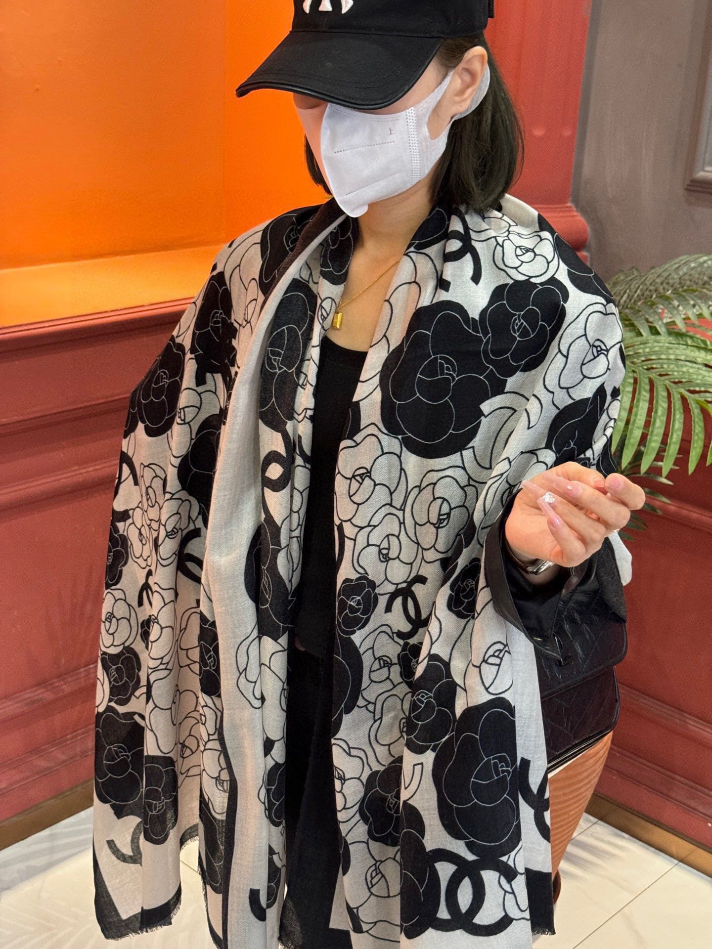 NO:186753,New cashmere style, new small fragrance [Camellia long scarf] ~ Super striking complexion!  High-end feminine!  Cashmere scarves can be so beautiful!  !  !  This double-sided floral cashmere scarf is really high-end!  Grandma Xiang’s signature floral and color combinations are very delicious!  !  The new fusion of signature camellia and double C letter elements, luxurious and elegant, thin cashmere feel, and the printed design is really great!  Paired with white shirts in spring and summer is even more elegant and fashionable. Paired with coats in autumn and winter is super delicious. Sisters who know how to match must buy them!  !  Soft and smooth!  It gives the scarf a very easy to shape, a very heavy and luxurious design, but the upper body looks unique in a unique style!  Simple base with this scarf, simple matching gives people a very comfortable and tasteful big brand feel... Recommended!  !  Size specifications 100*200cm cashmere long scarf, high-version scarf, high-version scarf, shirts19860909羊绒新款 新小香【山茶花长围巾】~超级抬气色！高级女人味！羊绒围巾也能这么美！！！这款双面花卉羊绒围巾真的好高级！香奶奶家招牌的花卉花色搭配服饰很显品味！！招牌山茶花与双C字母元素的新融合,奢华优雅感,薄薄的羊绒手感,印花的设计真的很赞！春夏搭配白衬衫更是又气质又时髦,秋冬搭配大衣超级显品味,懂得搭配的姐妹一定要入手！！柔软软糯顺滑！赋予了围巾非常容易造型,非常重磅奢华的设计,上身却别样衬得人高贵气质！简单的打底配此款围巾,简单的搭配却给人非常舒适有品味的大牌感…推荐！！尺寸规格100*200cm羊绒长巾高版本围巾,高版本围巾,shirts,scarf