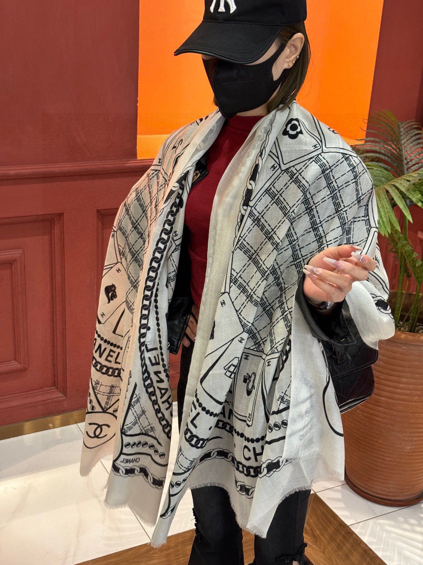 NO:186758,Key recommendations!  !  !  High-end, comfortable and fashionable temperament, just accept what I believe!  Chanel's soft scarf that touches the heart, the color and temperament that cannot be imitated!  !  !  There will also be a very beautiful special ripple texture under the light and shadow of the scarf!  Generally, factories cannot make such a model. It is the best among cashmeres. It is the product pursued by successful people. I will give you full marks on the color!  !  !  It has a bit of unique fairy spirit, feminine temperament, elegant colors, but not overly enchanting!  Size specifications 100*200cm cashmere scarf high-version scarf, high-version scarf, chanel19860909重点推荐！！！高级舒适时髦气质,相信我的就收吧！香奈儿这款触动内心的柔美围巾,无法模仿的颜色和气质！！！围巾光影下还会有非常漂亮的特殊波纹肌理！一般工厂做不出这样的款,属于羊绒中的佼佼者,成功人士追求的品,颜色我给满分！！！有点独有的仙气,女性气质,颜色淡雅,不过分妖娆！尺寸规格100*200cm羊绒围巾高版本围巾,高版本围巾,chanel,scarf