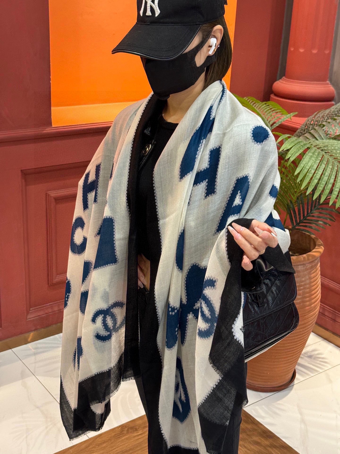 NO:186766,Key recommendations!  !  !  High-end, comfortable and fashionable temperament, just accept what I believe!  Chanel's soft scarf that touches the heart, the color and temperament that cannot be imitated!  !  !  There will also be a very beautiful special ripple texture under the light and shadow of the scarf!  Generally, factories cannot make such a model. It is the best among cashmeres. It is the product pursued by successful people. I will give you full marks on the color!  !  !  It has a bit of unique fairy spirit, feminine temperament, elegant colors, but not overly enchanting!  Size specifications 100*200cm cashmere scarf high-version scarf, high-version scarf, chanel19860909重点推荐！！！高级舒适时髦气质,相信我的就收吧！香奈儿这款触动内心的柔美围巾,无法模仿的颜色和气质！！！围巾光影下还会有非常漂亮的特殊波纹肌理！一般工厂做不出这样的款,属于羊绒中的佼佼者,成功人士追求的品,颜色我给满分！！！有点独有的仙气,女性气质,颜色淡雅,不过分妖娆！尺寸规格100*200cm羊绒围巾高版本围巾,高版本围巾,chanel,scarf