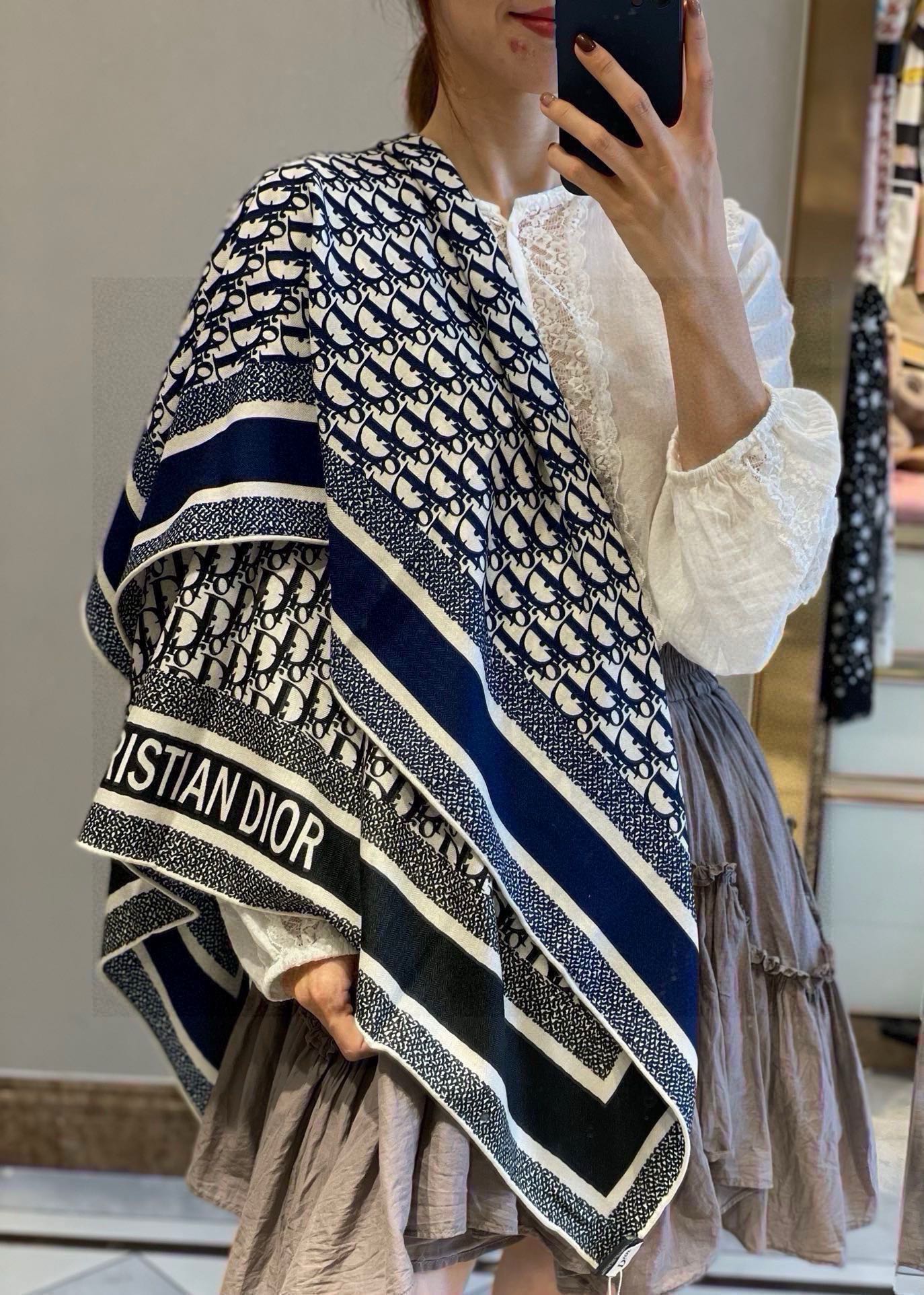 NO:186797,Cashmere scarves have a more fashionable play!  This Dior double-sided shawl is super high-end, with accent texture, fashionable and casual!  !  The feeling of contrasting two colors is more flexible in daily matching, and you can also match it like a cloak~ It is especially easy to control!  The lines around will also make people look thinner and taller visually!  !  Those who like Dior presbyterians can definitely try this one. There are so many surround methods that are super practical!  High-version scarf, high-version scarf, dior,shawls19860909羊绒围巾有了更时尚的玩转！实物这款Dior双面披肩超高级,腔调质感,时髦休闲！！双色撞色的感觉在日常搭配中更灵动,也可以像斗篷一样去搭配~特别好驾驭！四周的线条在视觉上也会让人有更显瘦,更显高！！喜欢Dior老花的绝对可以试下这款,超多围法超实用！高版本围巾,高版本围巾,dior,shawls,scarf