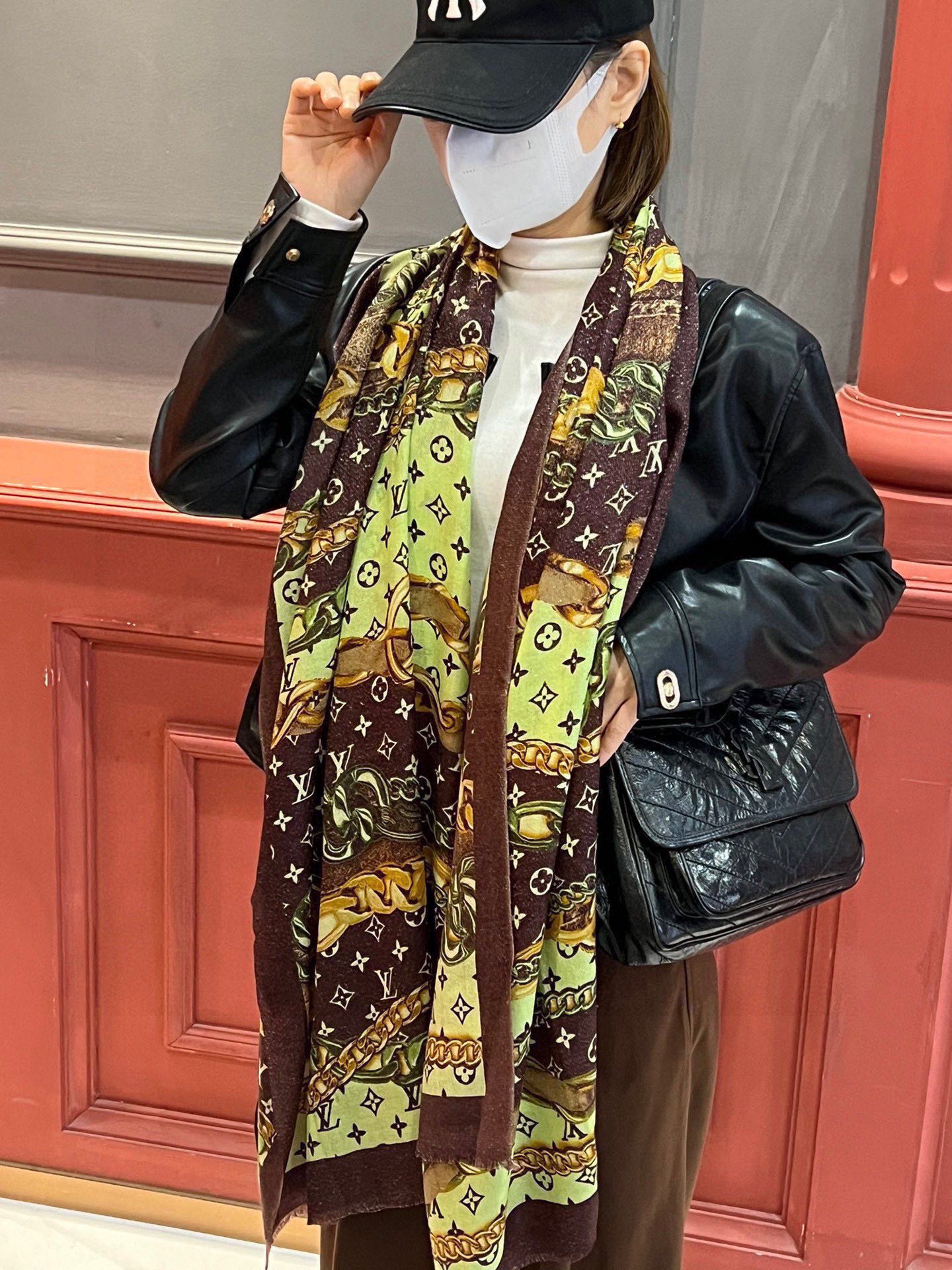 NO:186807,The shiny scarf really praises the donkey family [L chain pattern silver silk scarf] silver silk printed cashmere long scarf, new square scarf to pick up the Au-Aura color of the Nouficel capsule series, continue to write the Mixand Srop theme iron thing. Monogom pattern becomes the background, Louis Vuitton's classic elements intertwined, clever teaching the brand's fine base leather craftsmanship, silk cashmere printing with hand-made curly edges. It is highly recommended that the hand is slow without this size is not big or small, especially easy to match, the quality is super easy to get, high-end quality will be understood, high-end details, what you see is what you get, heavy and huge VIP customers must enter Recommended size 110*200 high-version scarf, high-version scarf, louis vuitton, louis vuitton, louis vuitton, louis vuitton19860909会发光发亮的围巾真心赞驴家【L链条花纹银丝长巾】银丝印花羊绒长巾,新款方巾来撷Nouficel 胶囊系列的澳雅色彩,续写Mixand Srop主题铁事.Monogom图案成为背景,路易威登的经典元素交织继绕,巧妙教敬品牌精基皮革工艺,丝羊绒印花搭配手工卷边.强烈推荐手慢无这个size不大不小特别好搭配,品质超级好拿到手就会懂的高端品质,高端细节所见即所得重磅巨献VIP客户必入推荐尺寸110*200高版本围巾,高版本围巾,louis vuitton,louis vuitton,louis vuitton,scarf