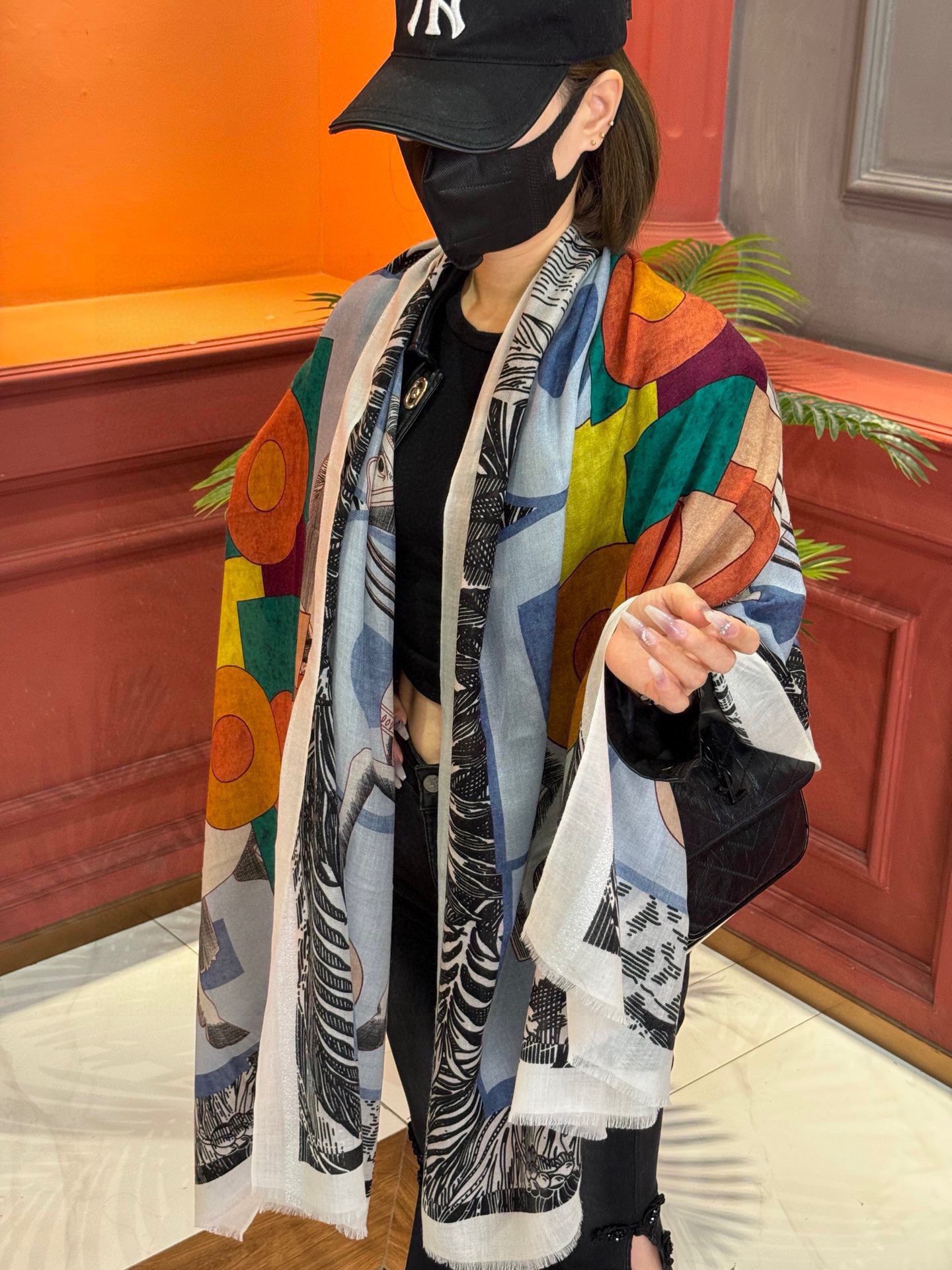 NO:186817,The scarf that will shine. Hermes counter synchronously. I bought it and said it looks good. I recommend the top-quality craftsmanship and value. Hermes counter hot cashmere square scarf with three-dimensional presentation patterns and patterns. The real grade is very high. The special craftsmanship is amazingly developed. Special cutting-edge technology is loved by Bai Fumei. Whether it is the quality, style, price, they scream. Super high cost performance. It is definitely worth buying the top-quality pure cashmere, size 100cm*200cm high-version scarf, high-version scarf, hermes19860909会发光发亮的围巾 爱马仕 专柜同步 买了都说好看羊绒印花推荐顶级工艺超值爱马仕专柜爆款羊绒方巾立体呈现图案纹路实物档次极高特殊工艺高端研发惊艳问世特殊尖端工艺处理受到白富美的喜欢 无论是品质 款式 价格都令大牌控的她们尖叫 超高性价比 绝对值得入手顶级纯羊绒,尺寸100cm*200cm高版本围巾,高版本围巾,hermes,scarf