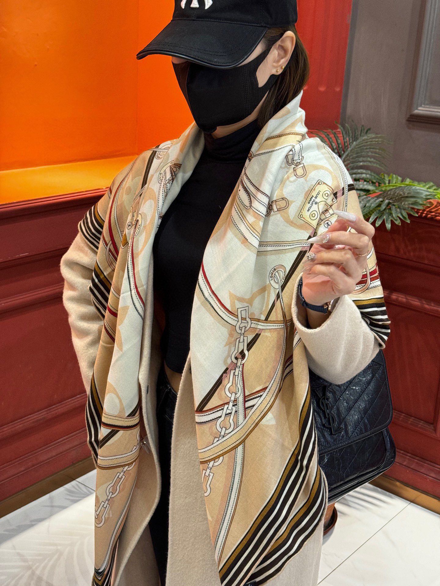 NO:186799,New MONOGRAM JACQUARD DENIM 140 Velvet Scarf [High-end version, double-sided and same color] Some styles are worth presenting with the top craftsmanship. The most collectible scarf style will never be eliminated. High-version scarf, high-version scarf19860909上新 MONOGRAM JACQUARD DENIM 140丝绒 方巾【高定版 双面同色】 有些款式他值得用最顶级的工艺去呈现  最具收藏价值丝巾款式 永远不会被淘汰高版本围巾,高版本围巾,scarf