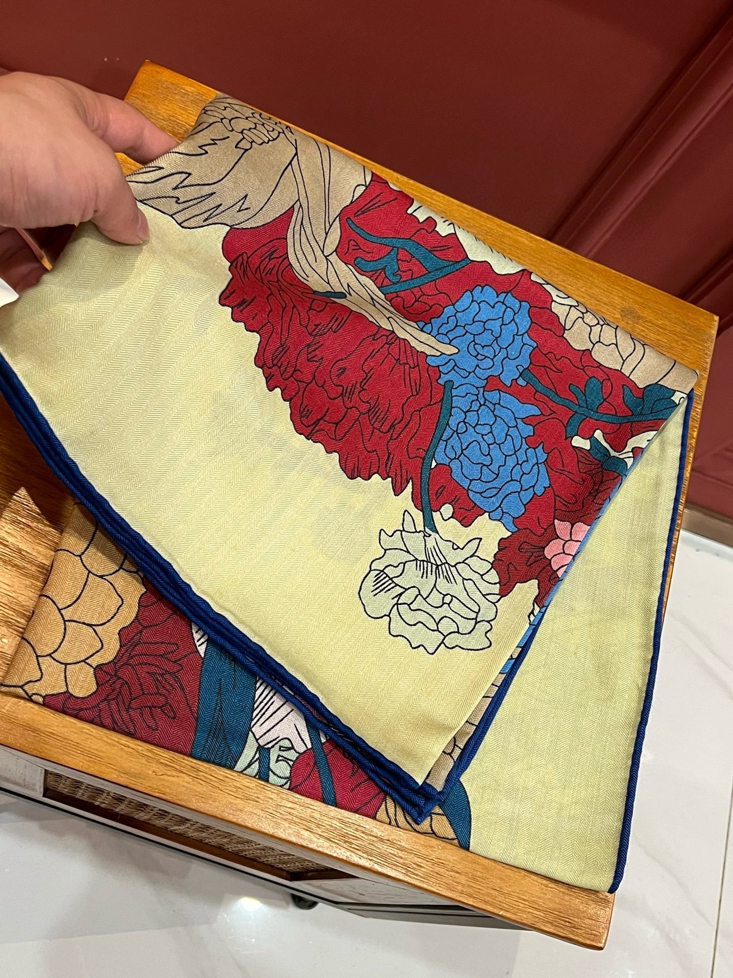 ️Hermes新款来袭时髦秋冬季“不惧岁月漫长我们终将温柔以待”!!采用双面印染的技术双面独立印染正反不