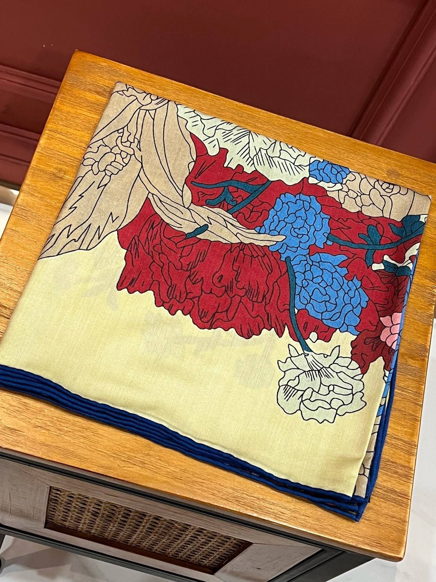 ️Hermes新款来袭时髦秋冬季“不惧岁月漫长我们终将温柔以待”!!采用双面印染的技术双面独立印染正反不