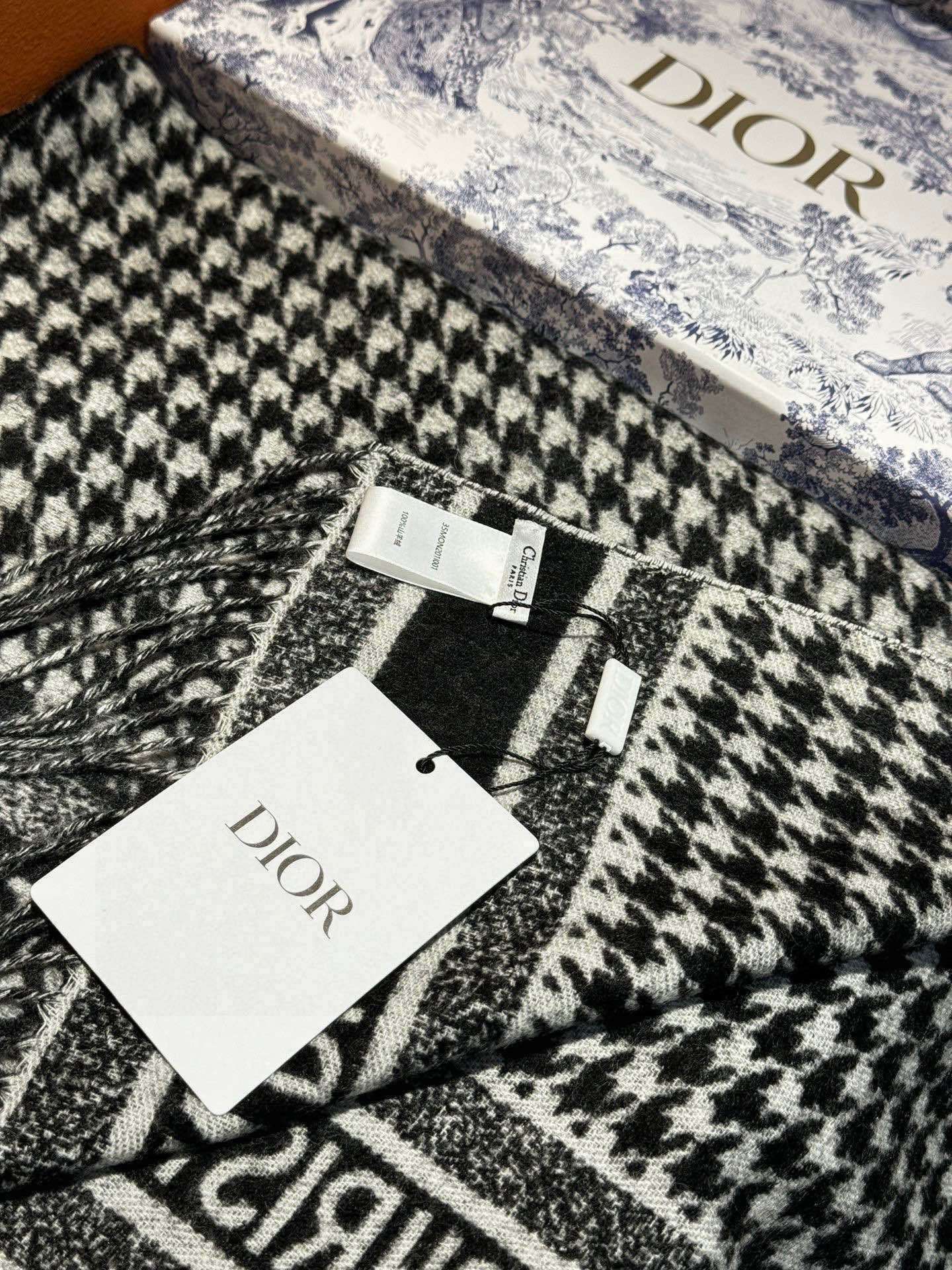 Dior24年新款千鸟格围巾这款围巾向经典的粉色和白色千鸟格纹图案致敬采用羊绒面料精心制作双面设计饰以流
