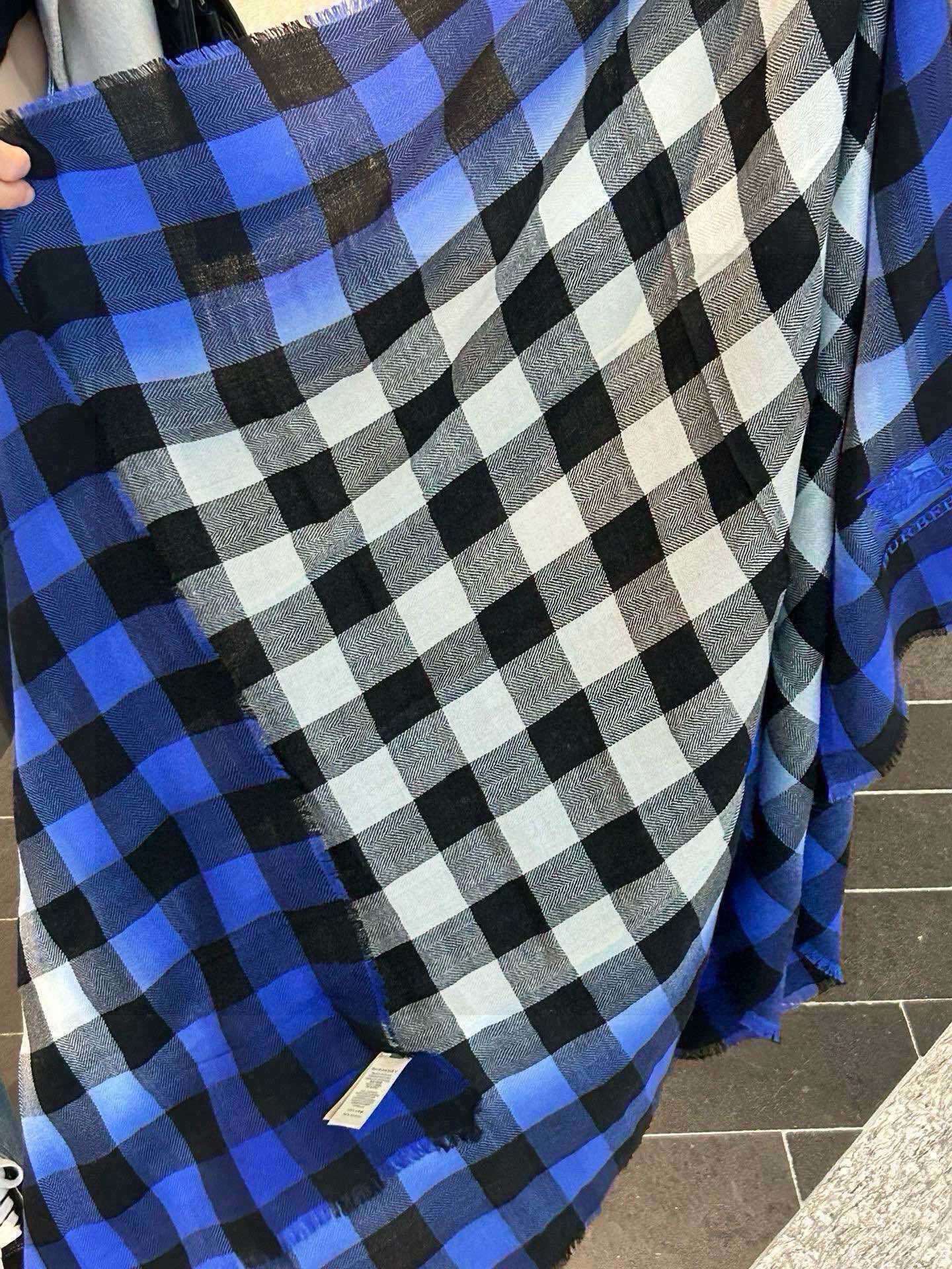 巴宝莉四季款轻盈格纹羊绒围巾新款采用澳洲纤维细度最好的白山羊绒为原料含量高达100%山羊绒流苏格纹羊绒围