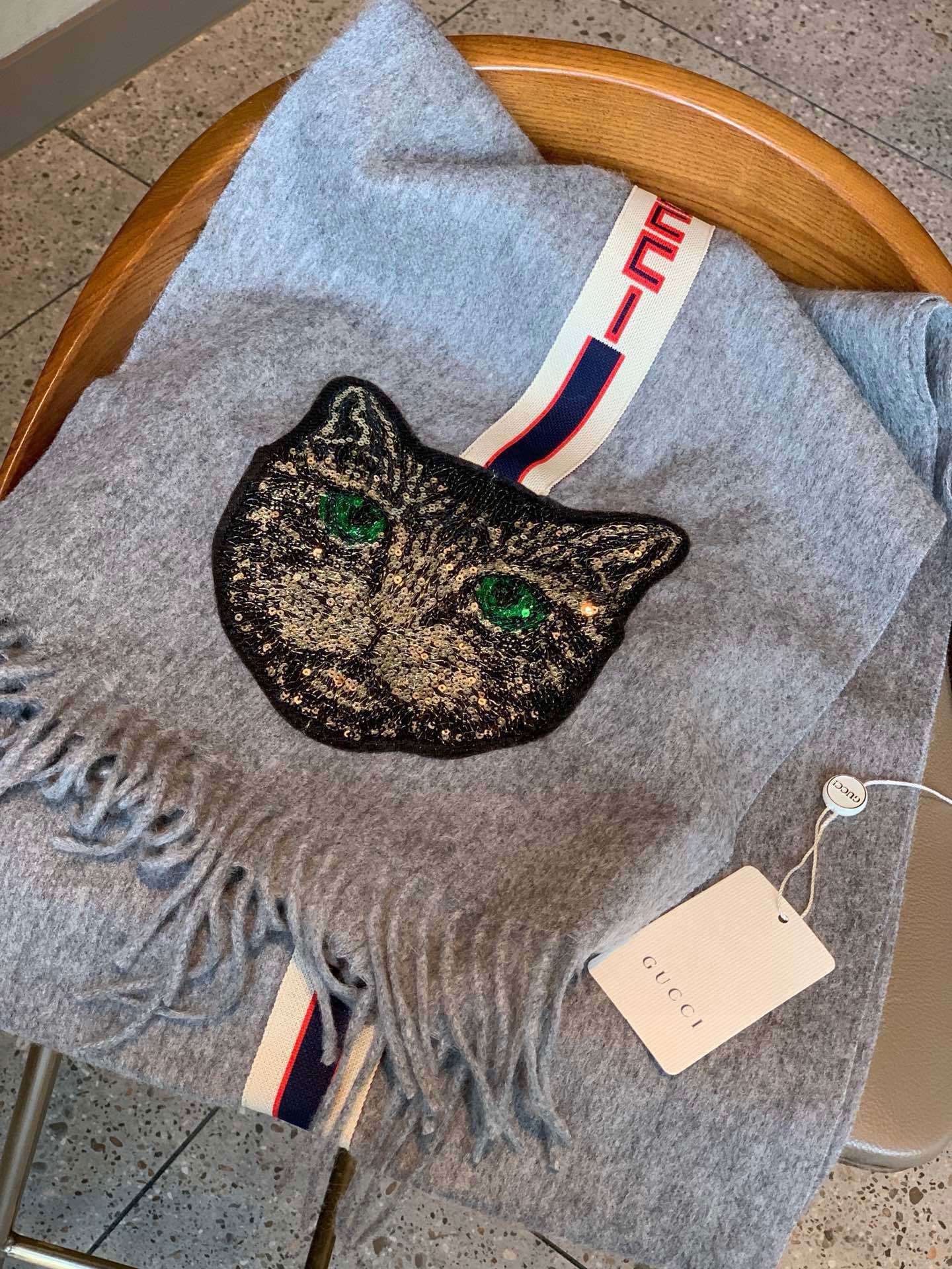Gucci订单今年最热的设计元素绝对的创意十足经典配色红蓝白灵气的猫头珠片组成实物实在是美的不可方物10