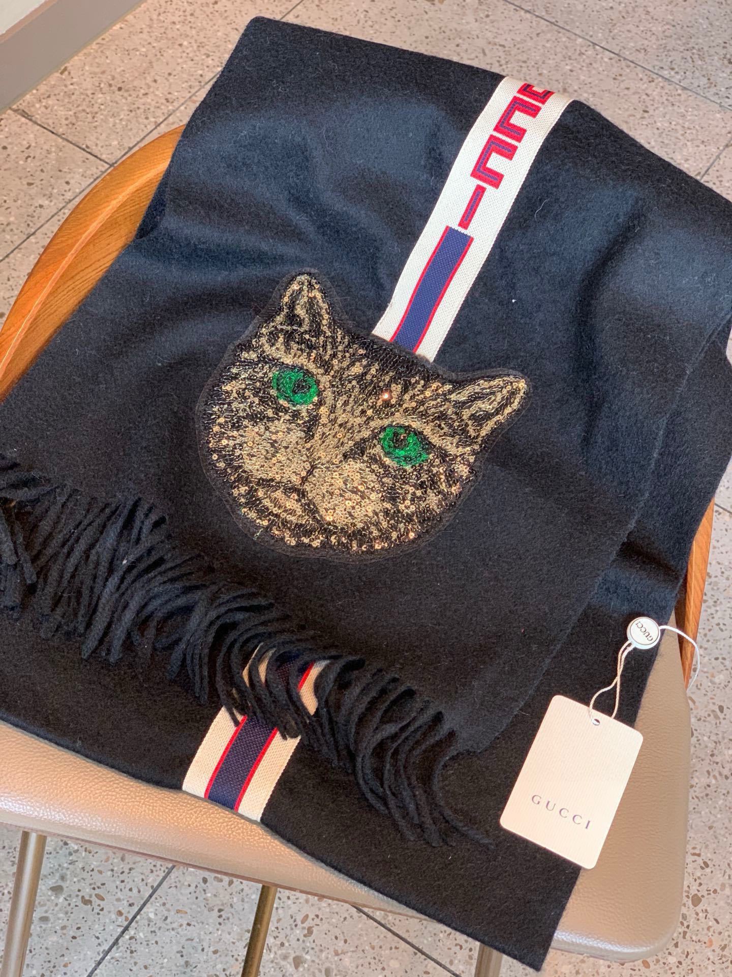 Gucci订单今年最热的设计元素绝对的创意十足经典配色红蓝白灵气的猫头珠片组成实物实在是美的不可方物10