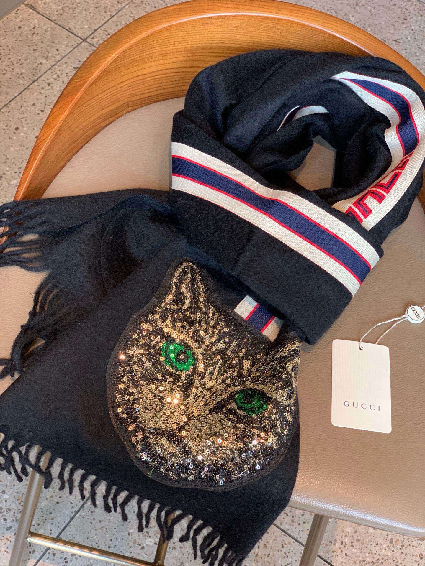 Gucci订单今年最热的设计元素绝对的创意十足经典配色红蓝白灵气的猫头珠片组成实物实在是美的不可方物10