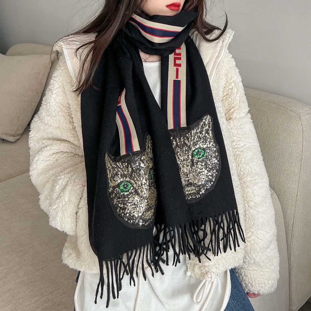Gucci订单今年最热的设计元素绝对的创意十足经典配色红蓝白灵气的猫头珠片组成实物实在是美的不可方物10