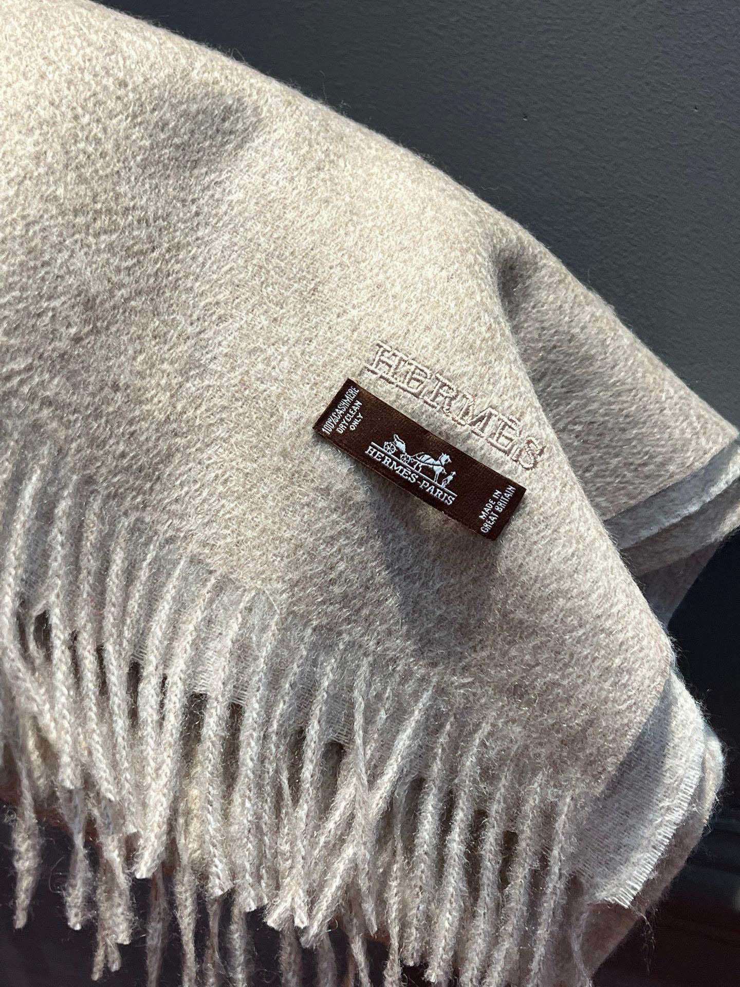 HERMFS爱马仕巴黎时装展双面羊绒围巾!采用蒙古高原细羊绒!手感满满地都是细腻的绒毛!这个价格绝对百分