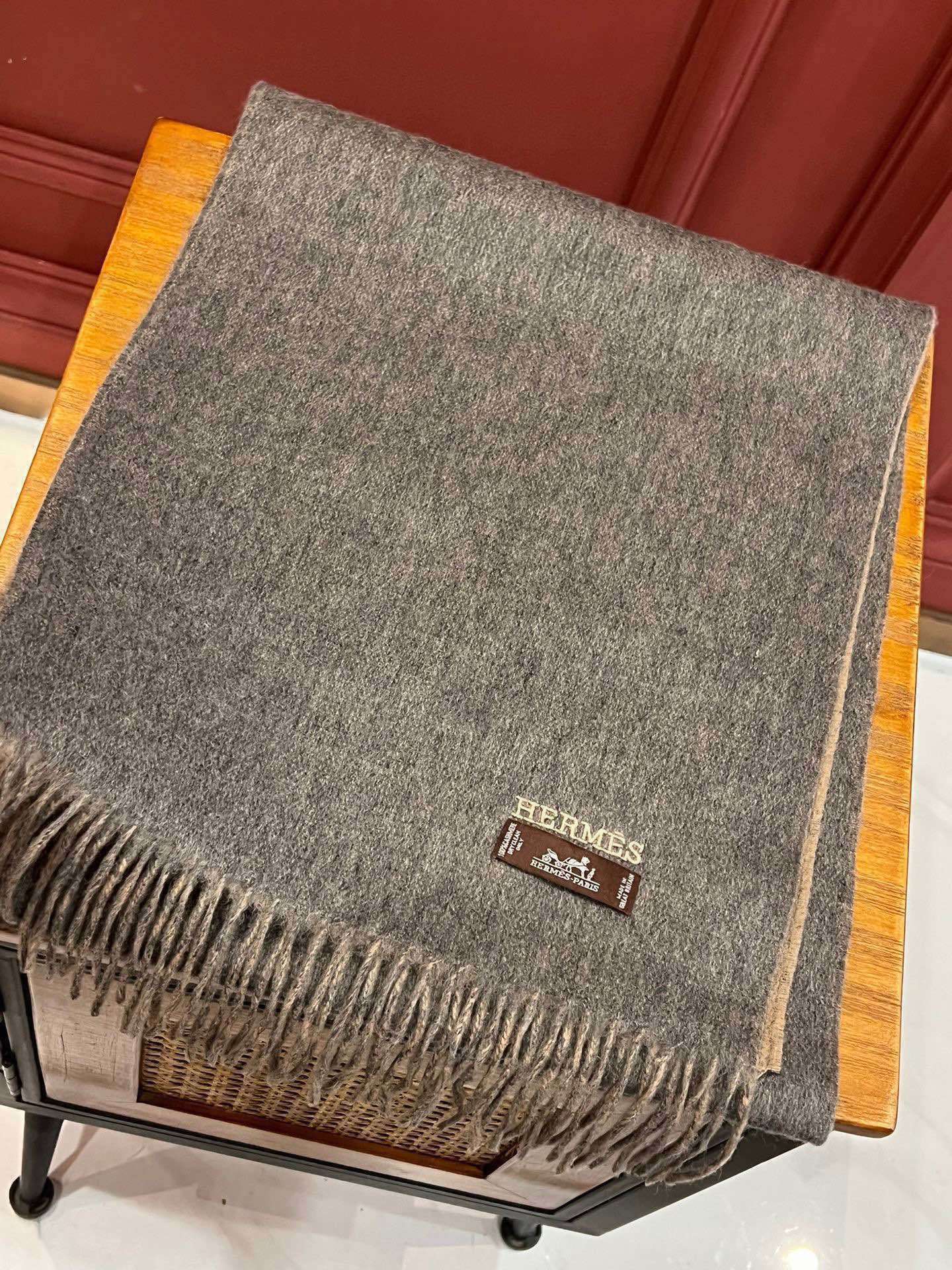 HERMFS爱马仕巴黎时装展双面羊绒围巾!采用蒙古高原细羊绒!手感满满地都是细腻的绒毛!这个价格绝对百分