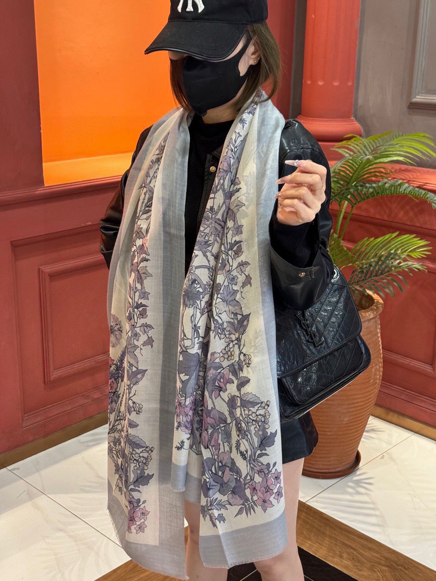 上新DIOR新款羊绒面料长巾美翻了[流泪]御用殿堂级极️新款专柜在售纯羊绒独特设计风格加上富有Do家图案