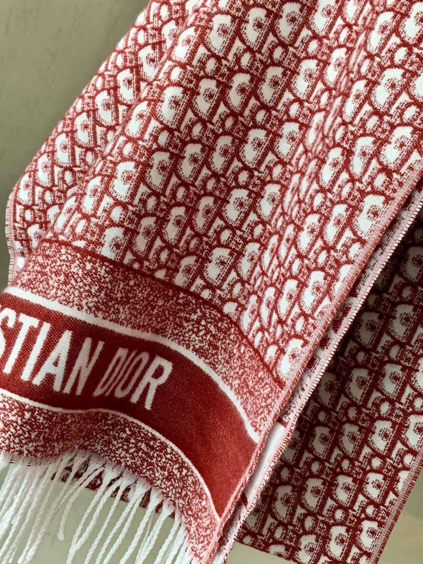 爆款到货️超级推荐️Do字母流苏长巾爆款!专柜最新款式双面羊绒超百搭!超显气质!!大爱大爱采用100%克