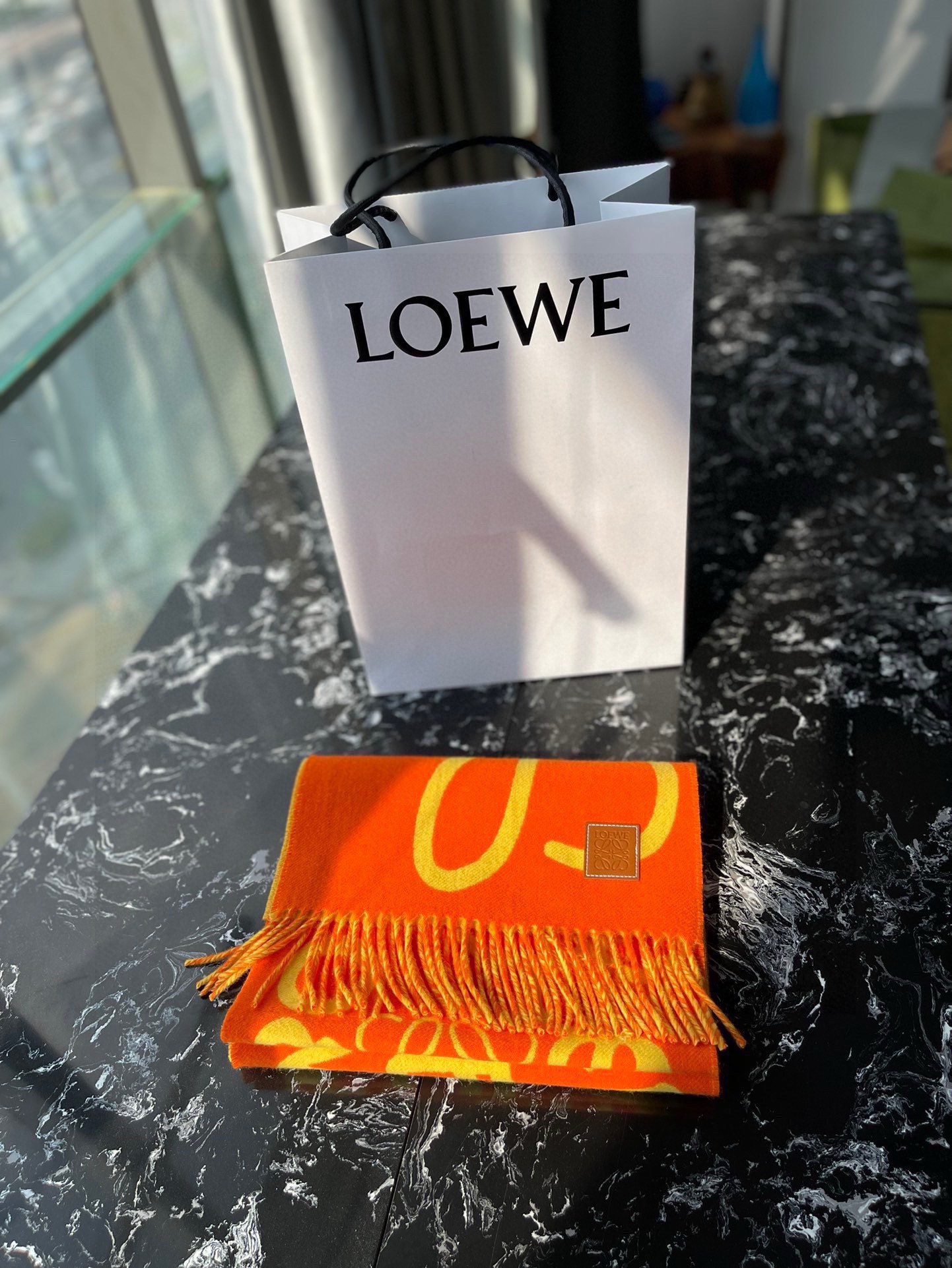LOE涂鸦提花双面围巾此款一出即是爆款!但同时市面上也出现了无数版本别人的货不谈各有各路只介绍一下我的货