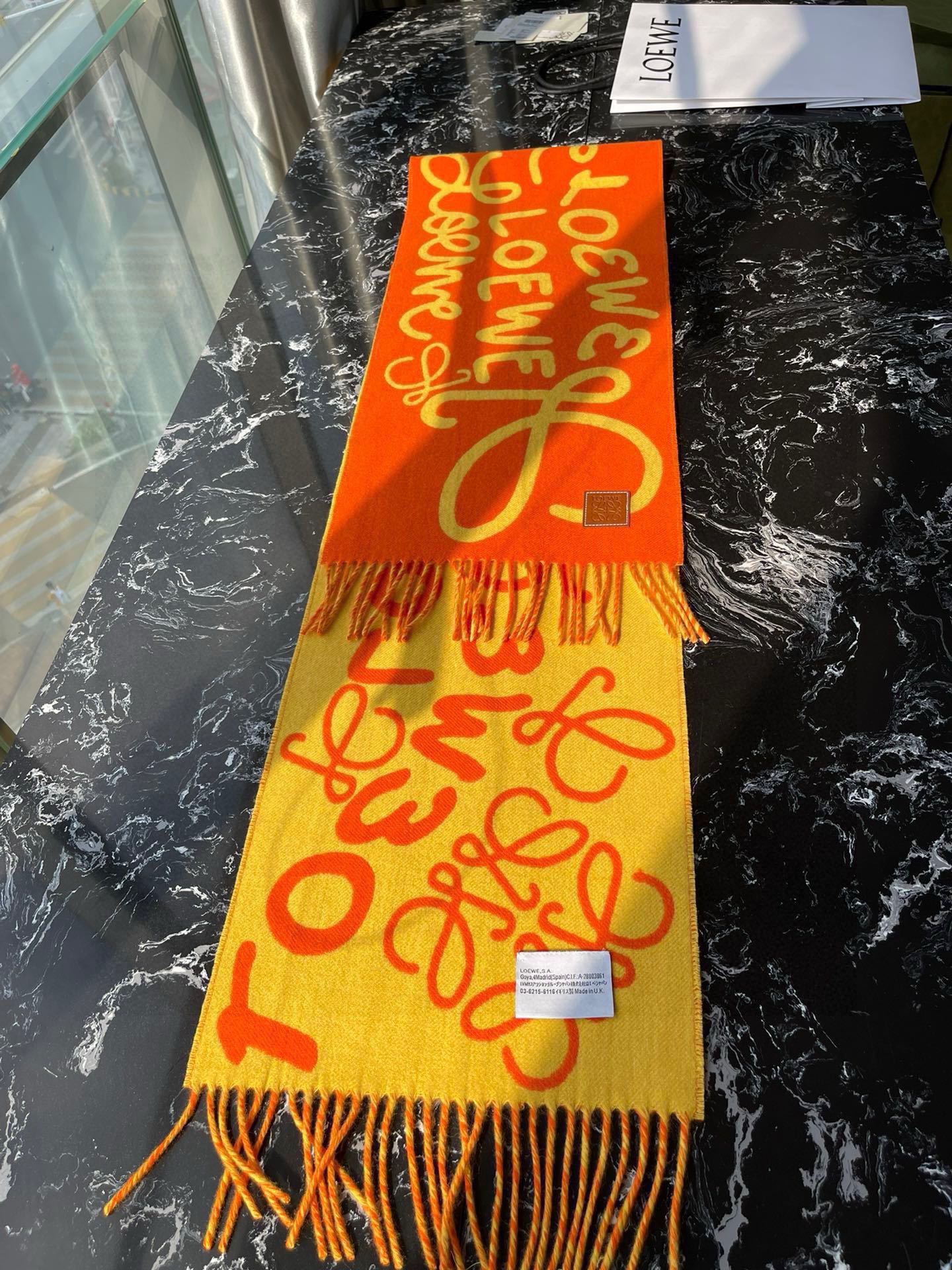 LOE涂鸦提花双面围巾此款一出即是爆款!但同时市面上也出现了无数版本别人的货不谈各有各路只介绍一下我的货