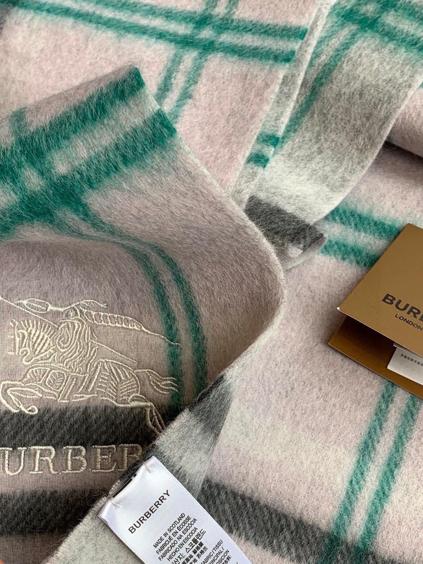 巴宝莉burberry专柜级经典羊绒格子围巾!!真香系列必入推荐!专柜最新品相目前专柜都换上了纯手工四角